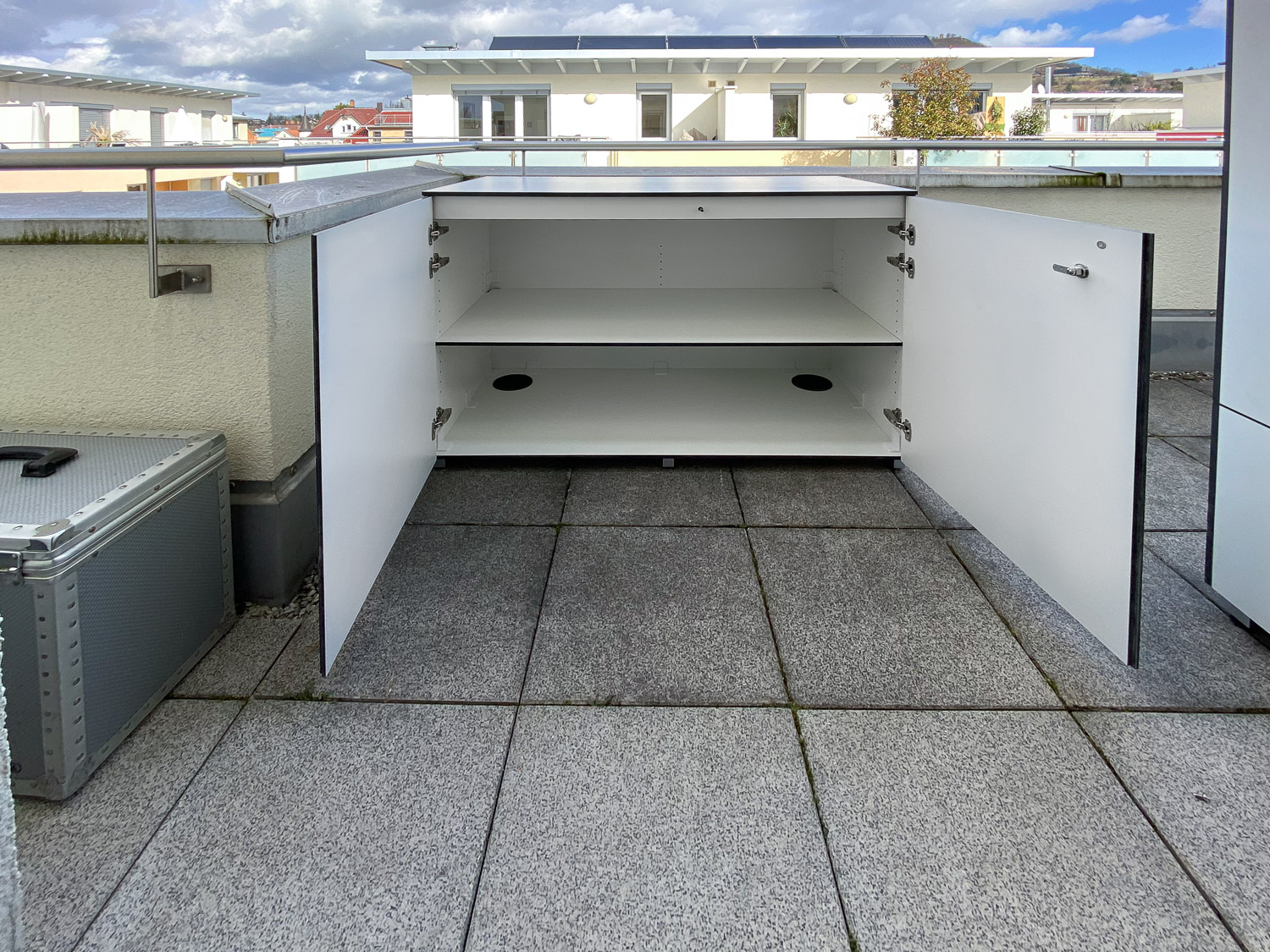 Outdoor Schränke Kombination: Hochschrank und Sideboard aus HPL