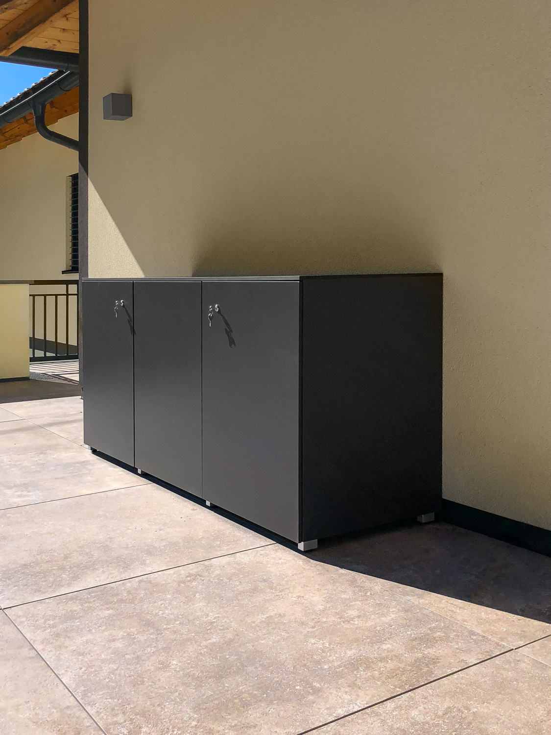 Langer Outdoor Terrassenschrank nach Maß passend zu Dachziegeln