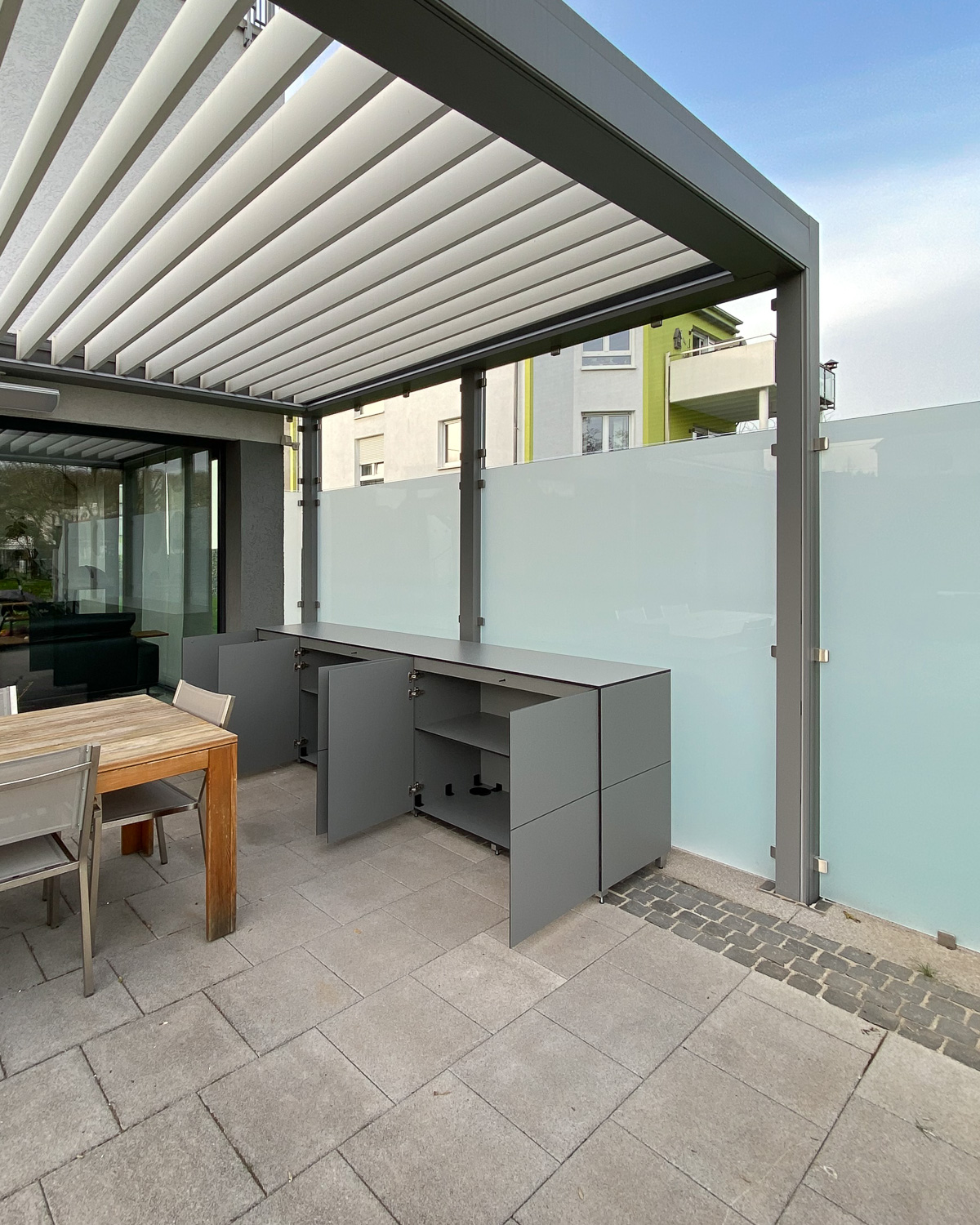 3 Meter langes Outdoor Sideboard nach Maß für die Terrasse in grau