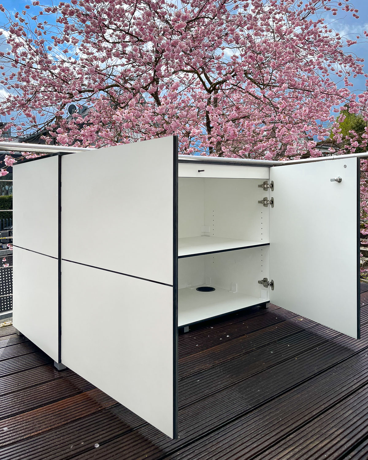 Schmuckstück: Outdoor-Sideboard XL 130 auf traumhafter Terrasse