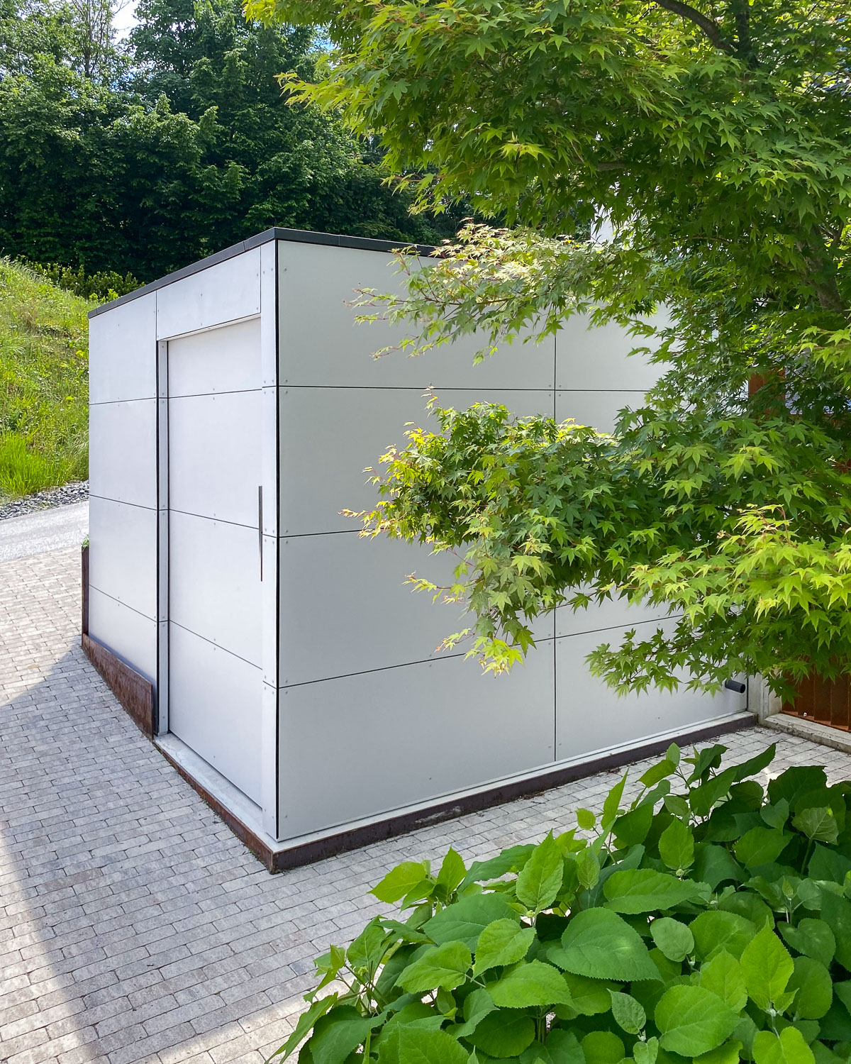 Eingebautes Gartenhaus in steiler Hofeinfahrt am Wörthersee