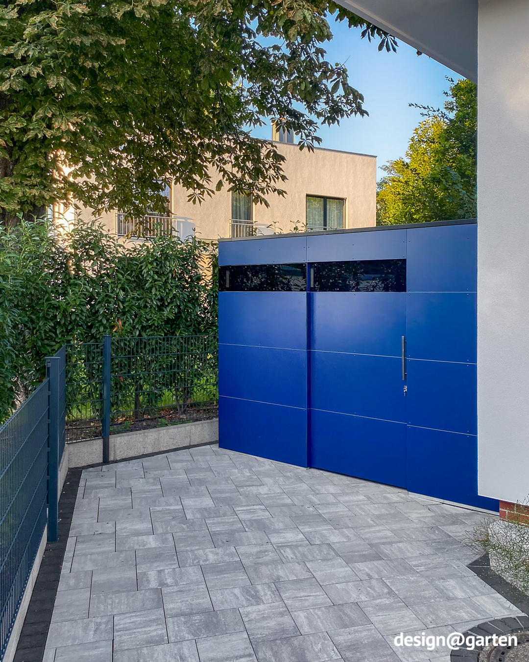 Gerätehaus mit Durchgang in den Garten in Königsblau (TRESPA)