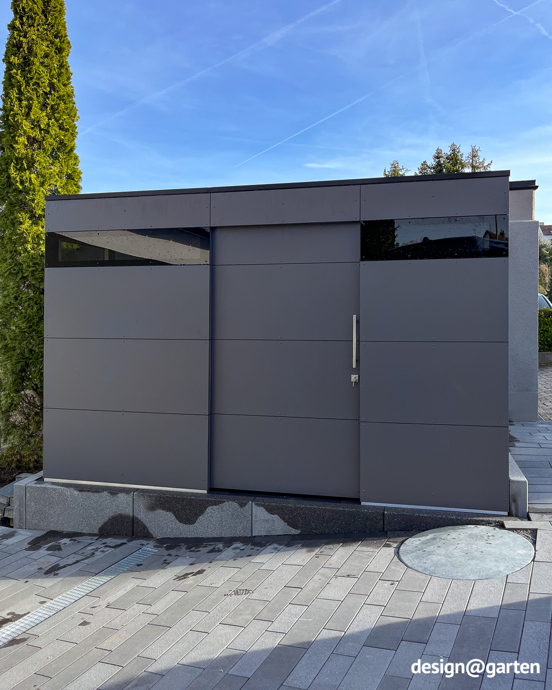 Graues Gerätehaus mit ESG-Verglasung und Montageservice