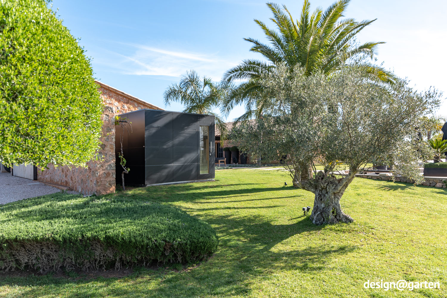 Design Gartensauna aus HPL auf Mallorca