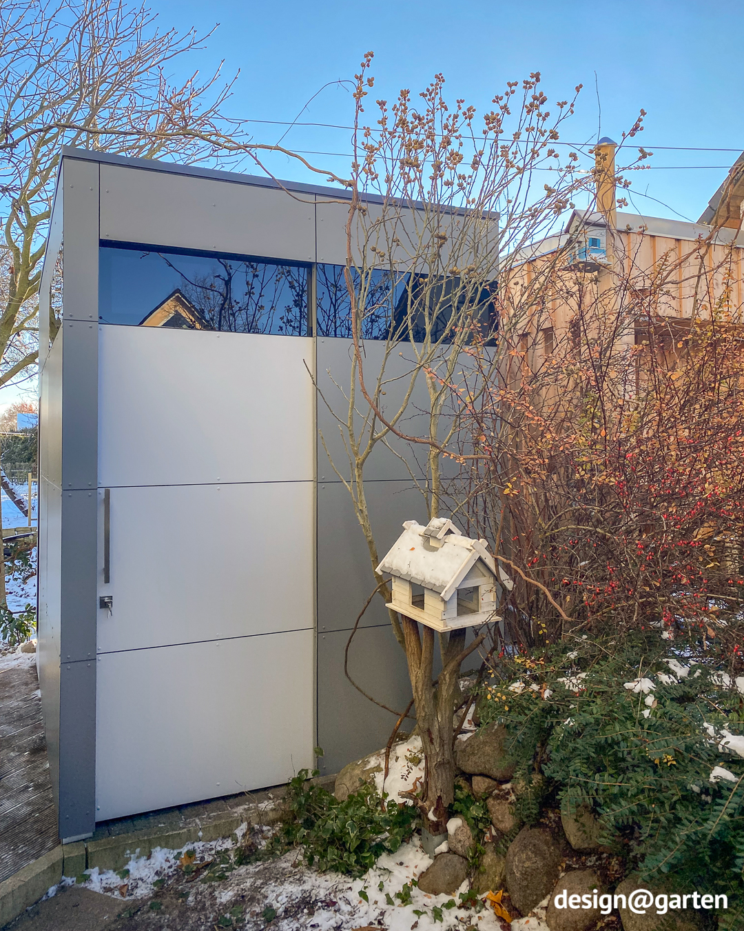 Moderne Gartensauna-Gartenhaus-Kombination mit Panoramaverglasung aus HPL