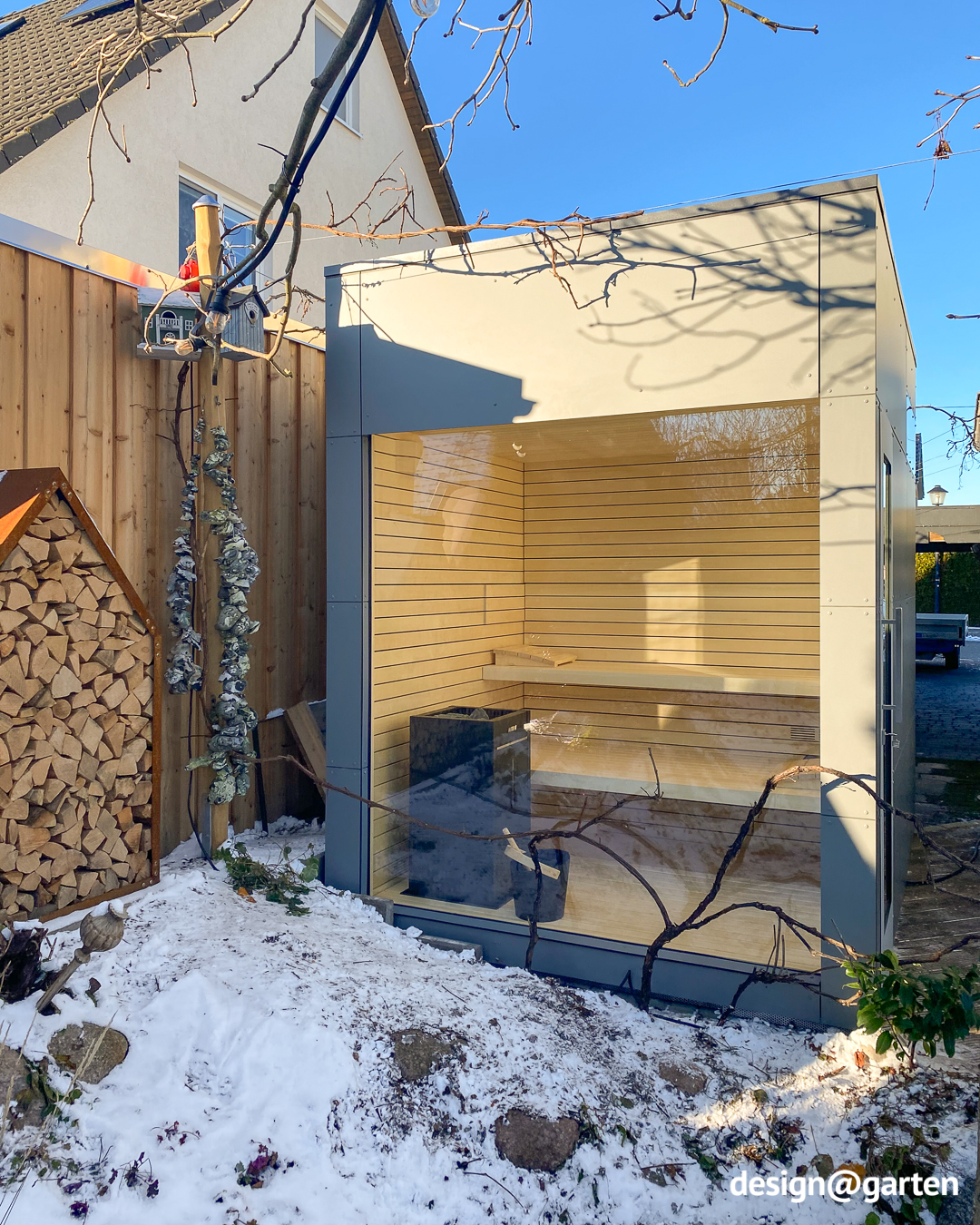Moderne Gartensauna-Gartenhaus-Kombination mit Panoramaverglasung aus HPL