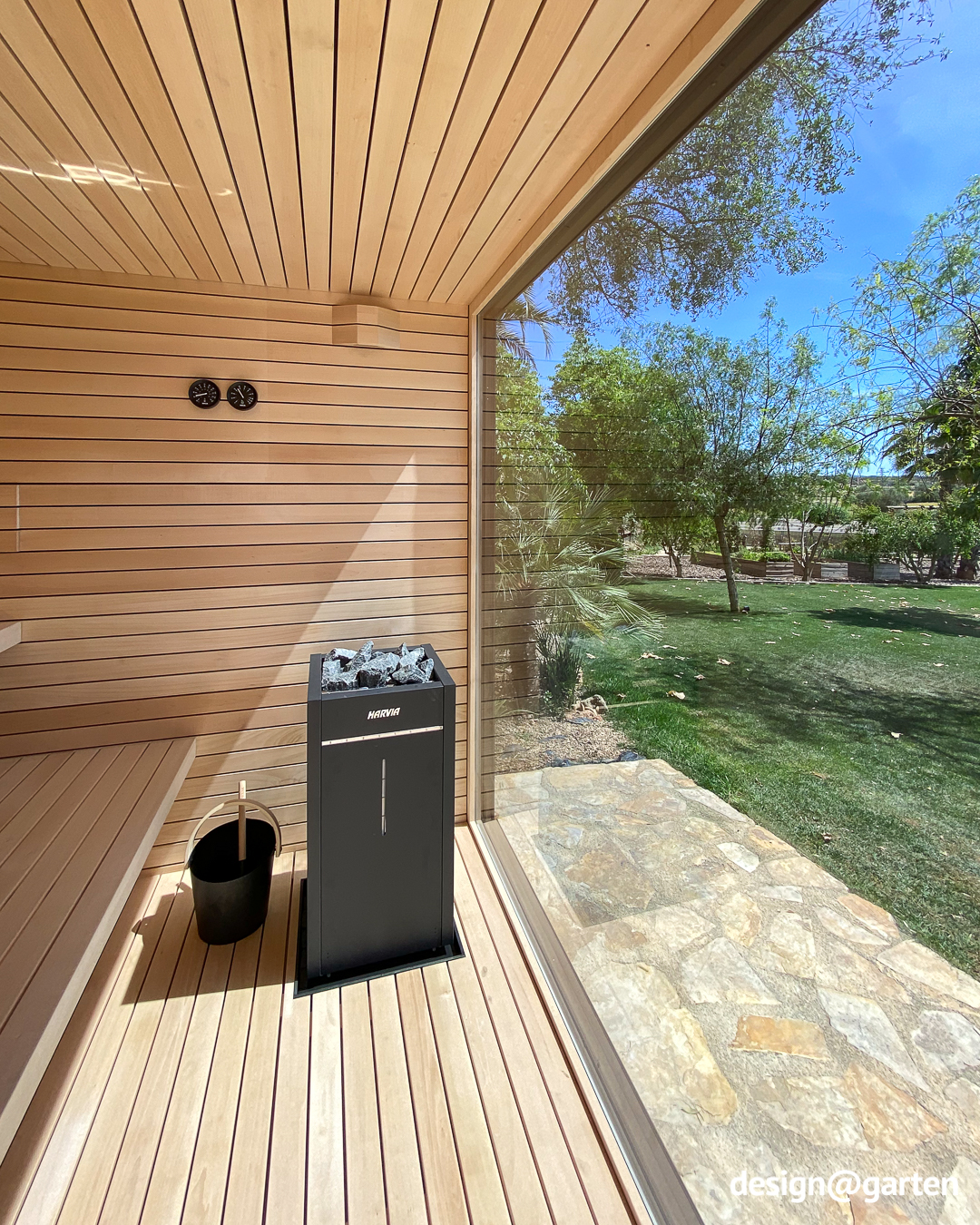 Schwarze Aussensauna aus HPL mit Panoramaverglasung auf Mallorca