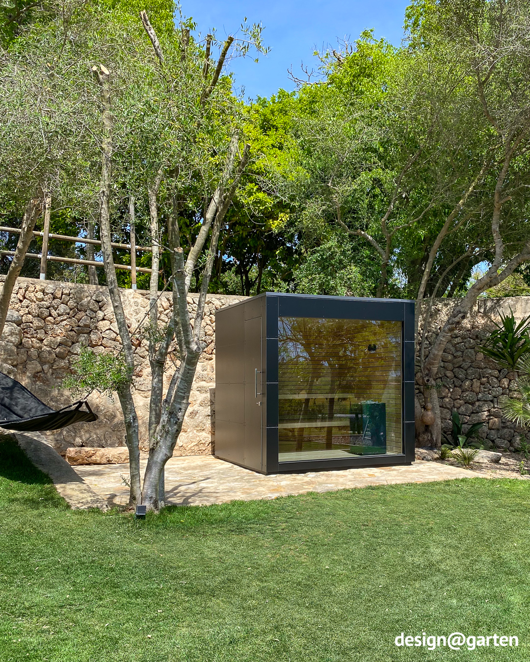 Schwarze Aussensauna aus HPL mit Panoramaverglasung auf Mallorca