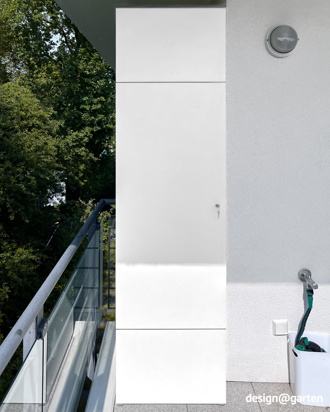 Weisser Outdoor Hochschrank mit Schublade für den Balkon