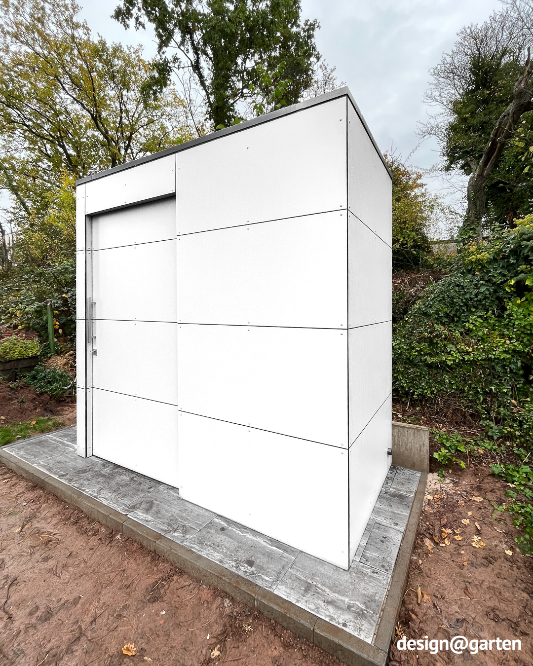 Kleines Gartenhaus aus HPL am Grundstücksrand