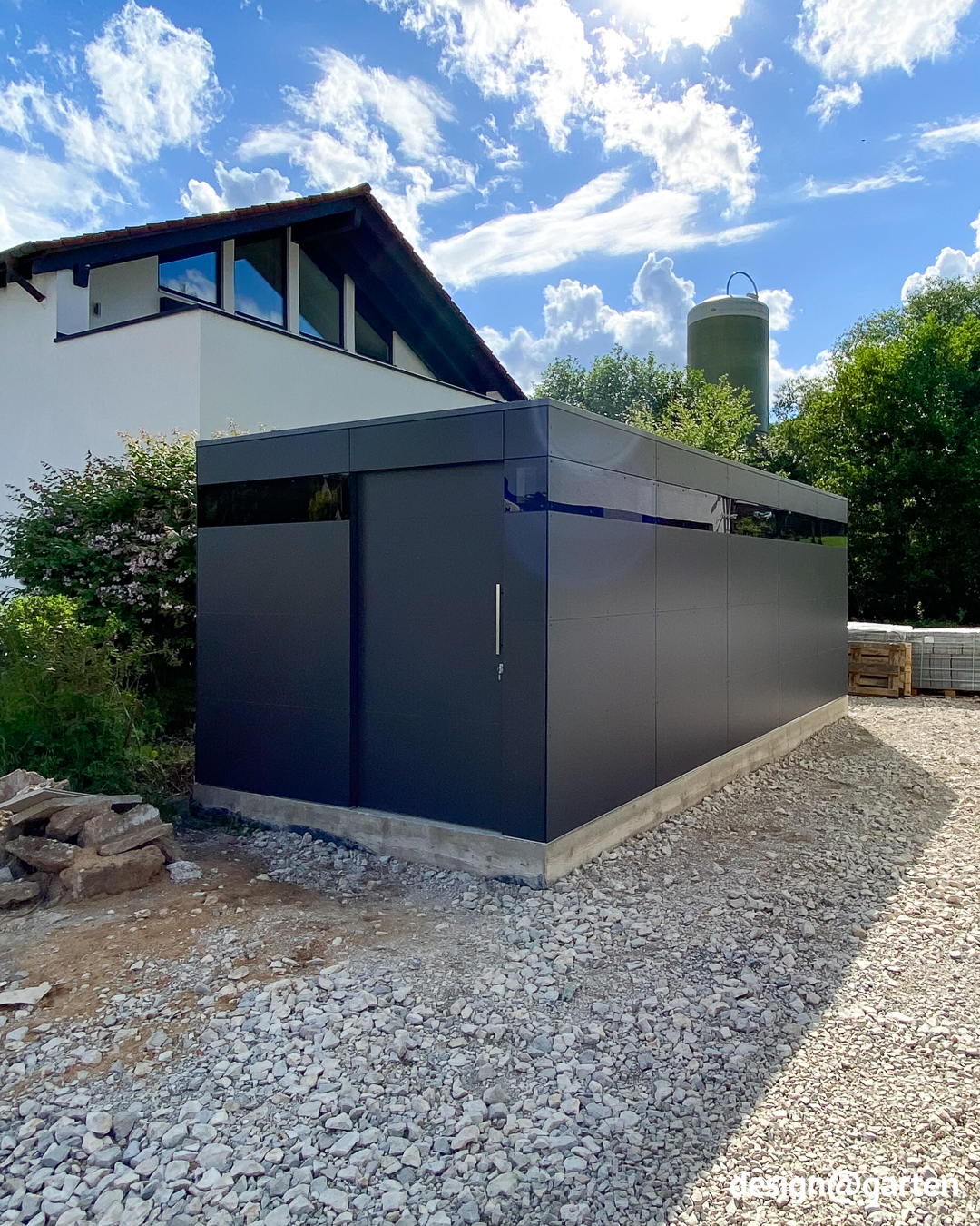 XXL Gartenhaus in Anthrazit mit viel Glas