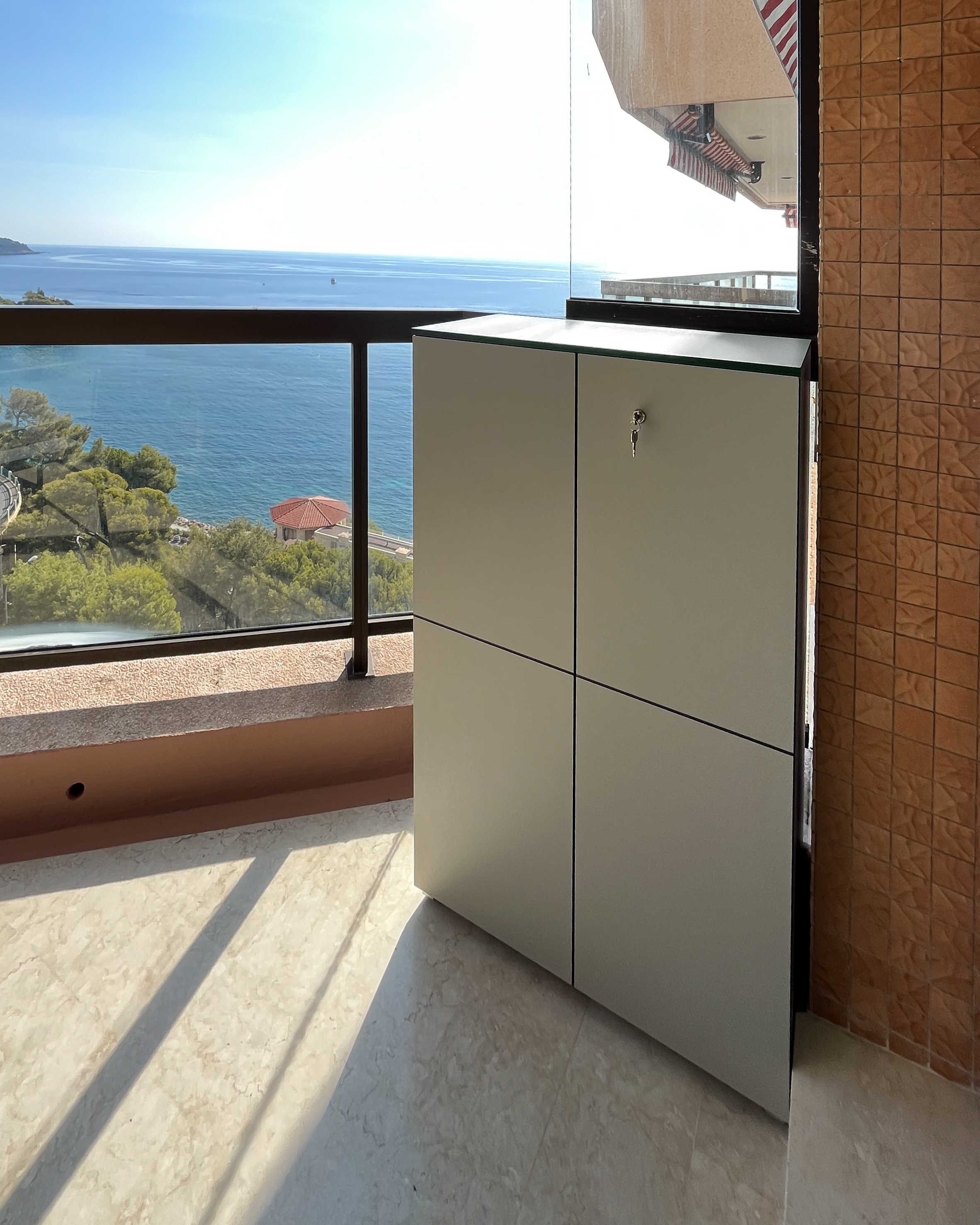 Balkonschrank in grau auf traumhaften Balkon in Monaco