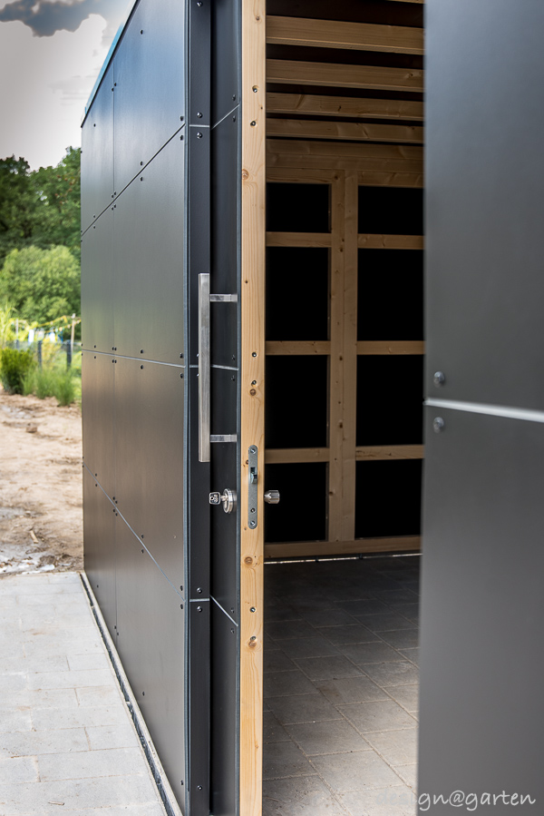 Ein moderner Architekten–Gartenschuppen als Black Box