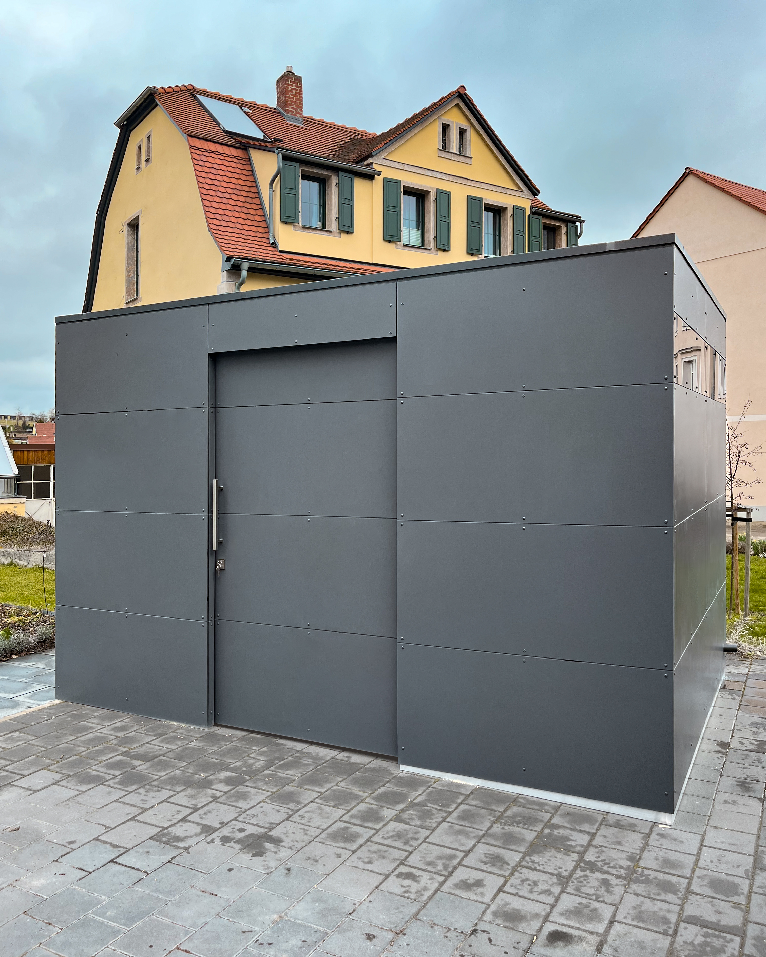 Gartenhaus in Anthrazit auf Bestandsfläche