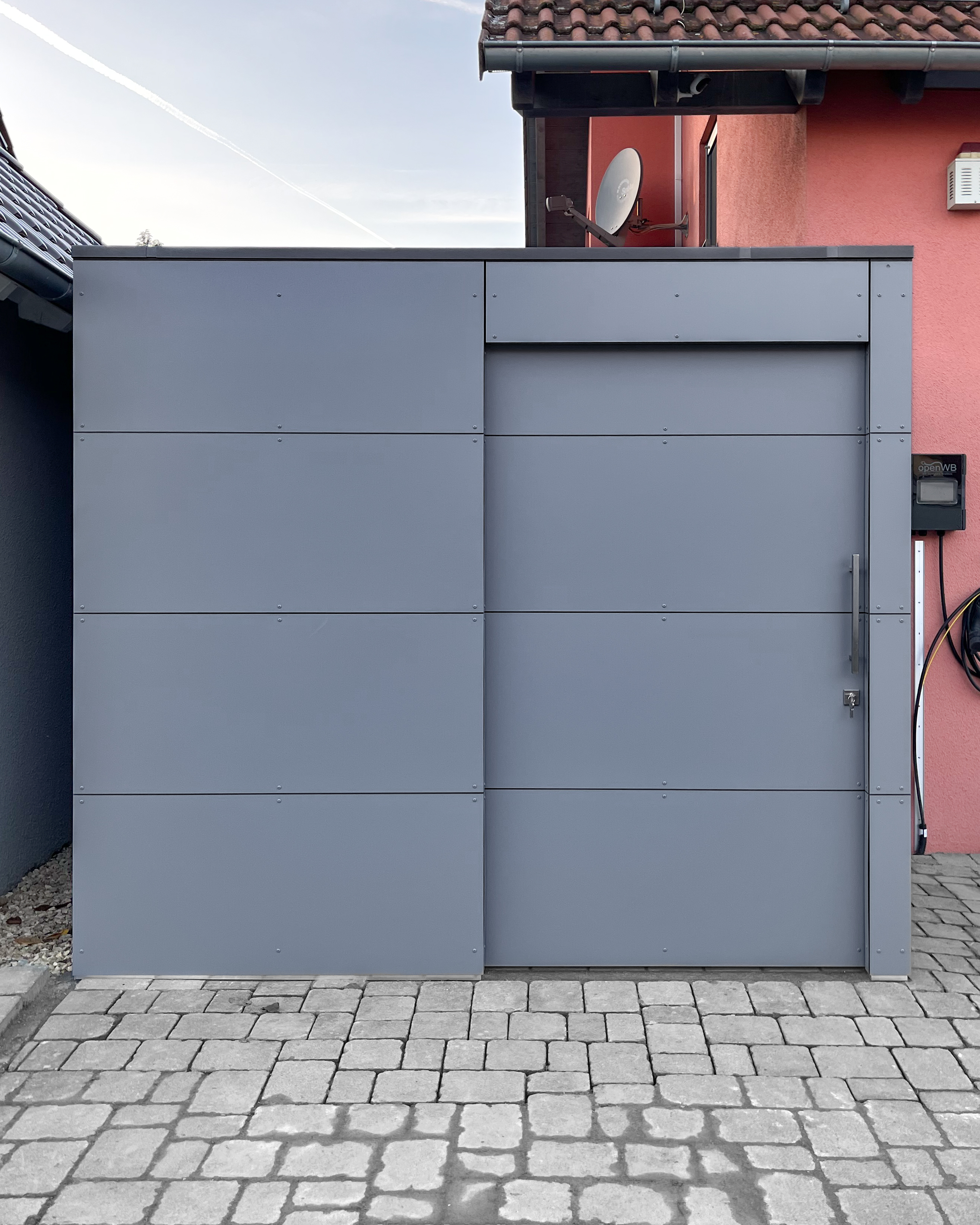 Gartenhaus mit Durchgang entlang der Grundstücksgrenze