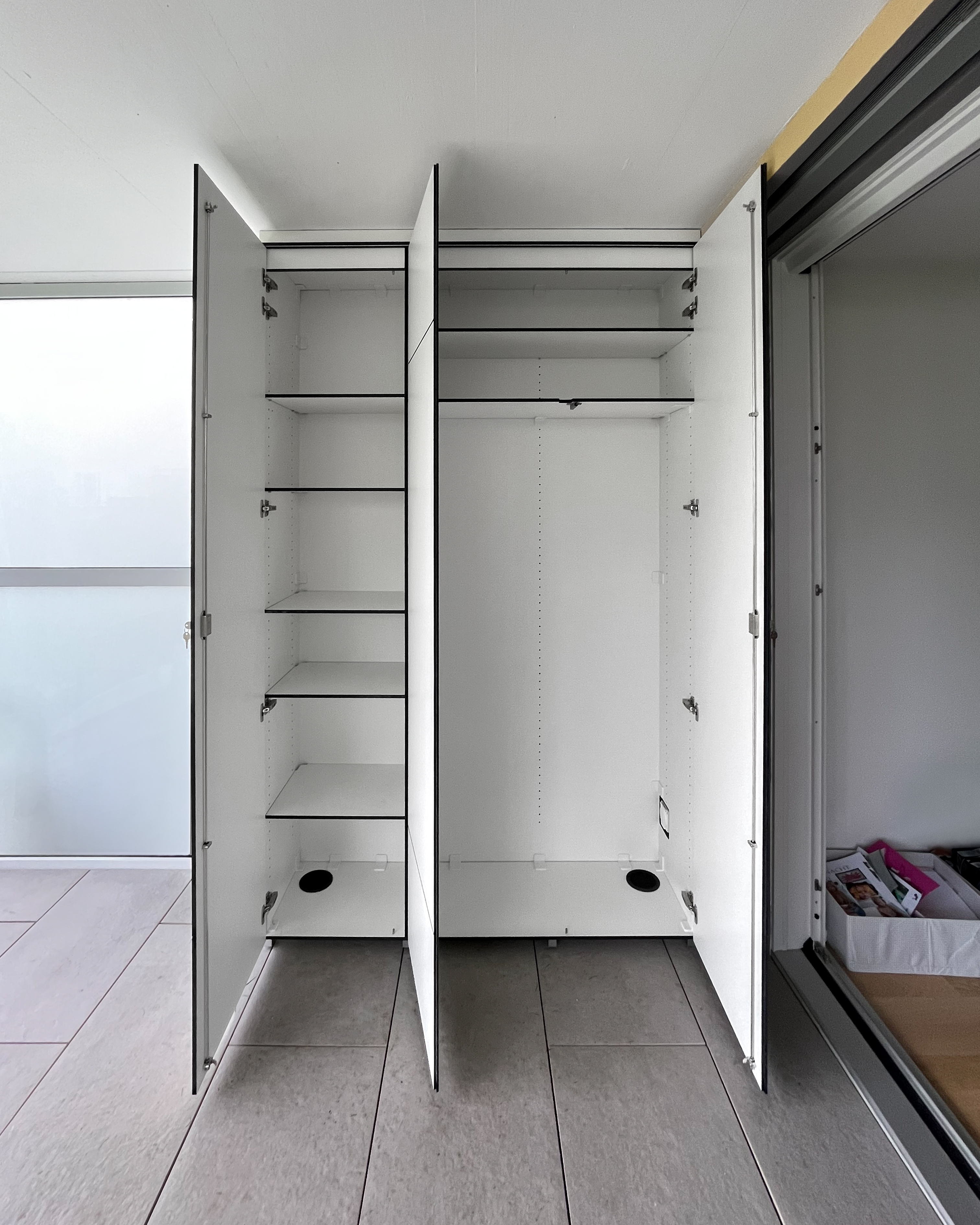 Balkonschrank nach Maß in Weiß mit viel Stauraum