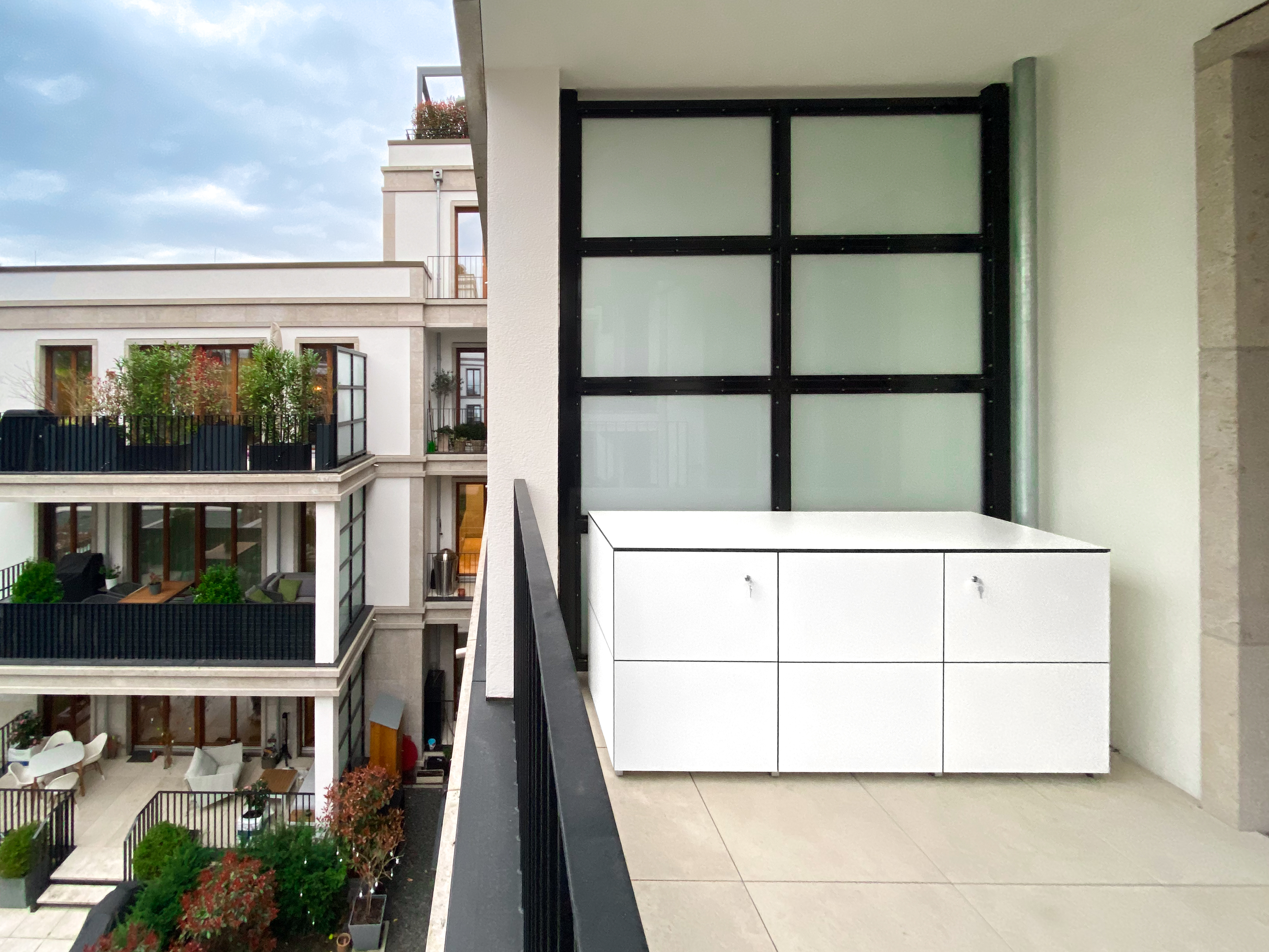 Stylischer Architekten-Outdoorschrank aus HPL in gradlinigem Design