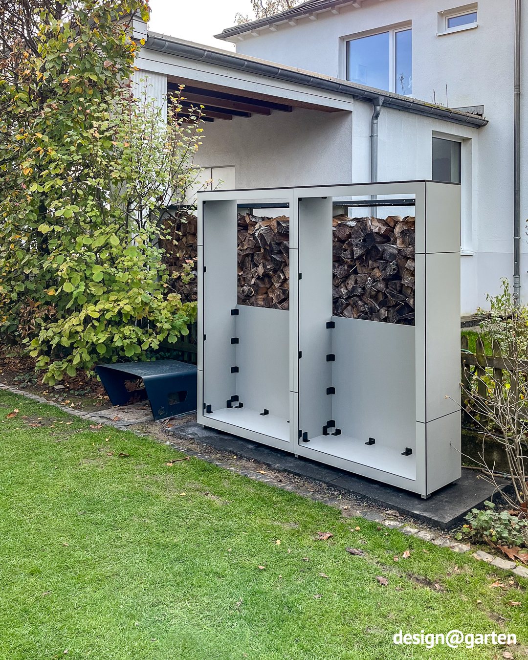 Extra breites Holzlager in Hellgrau (260 cm) – funktional und optisch hochwertig