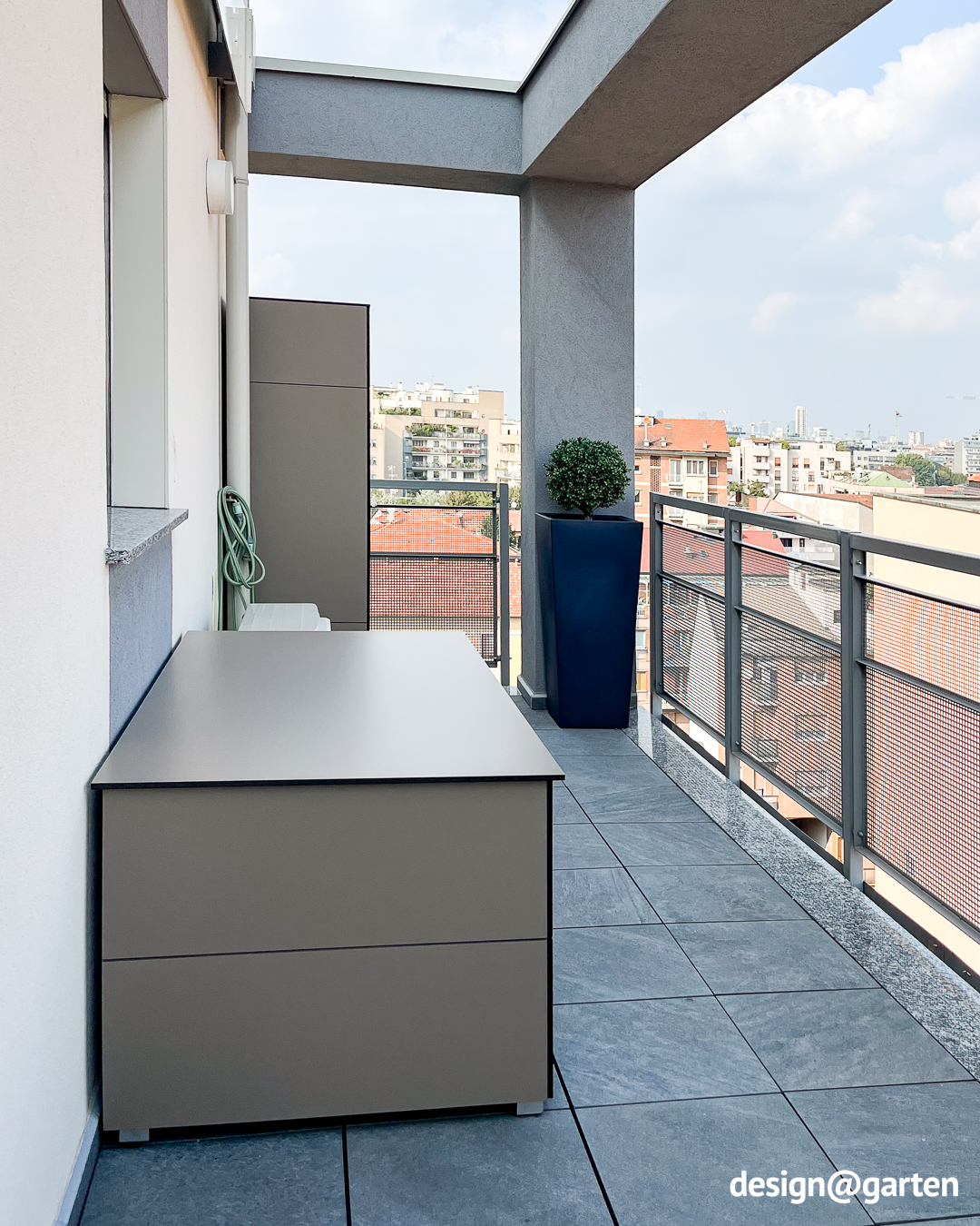 Gartenbox und Gartenschrank auf der Dachterrasse