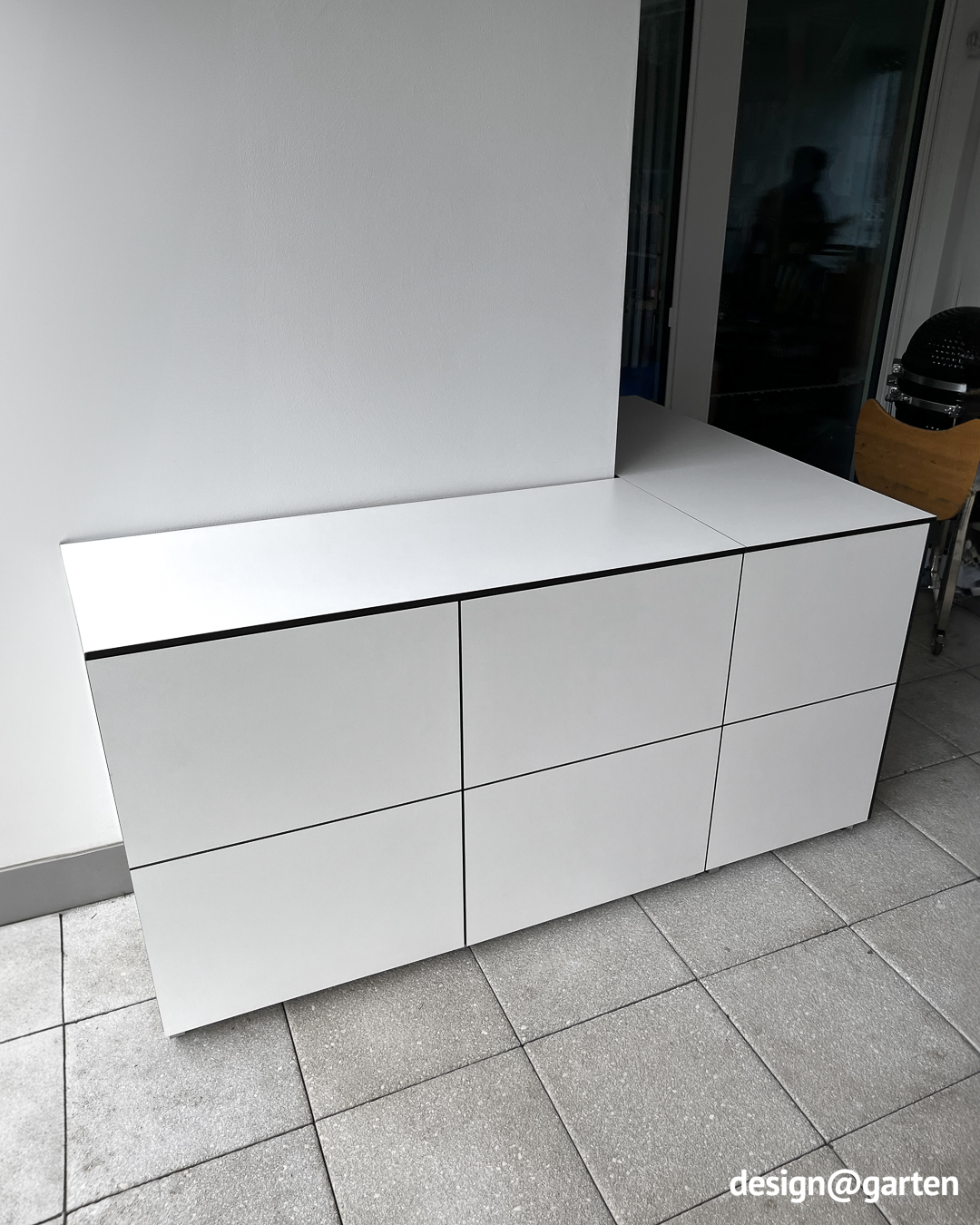 Modularer Outdoorschrank als Eck-Sideboard in Weiß