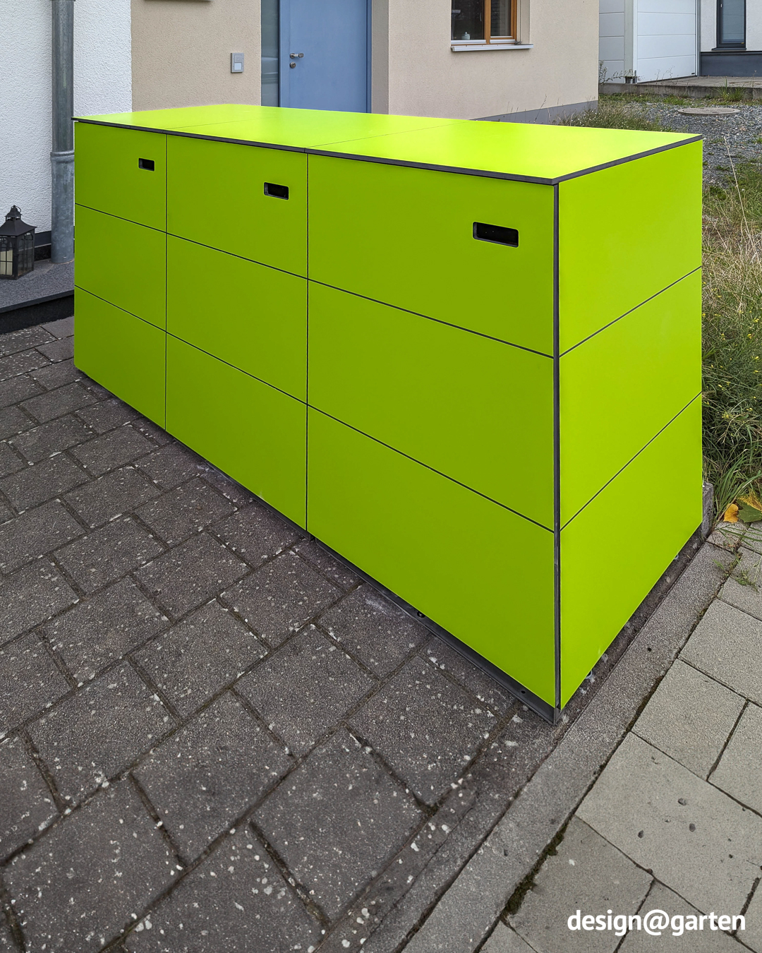 Grüne Mülltonnenbox mit separater Paketbox und Briefkasten