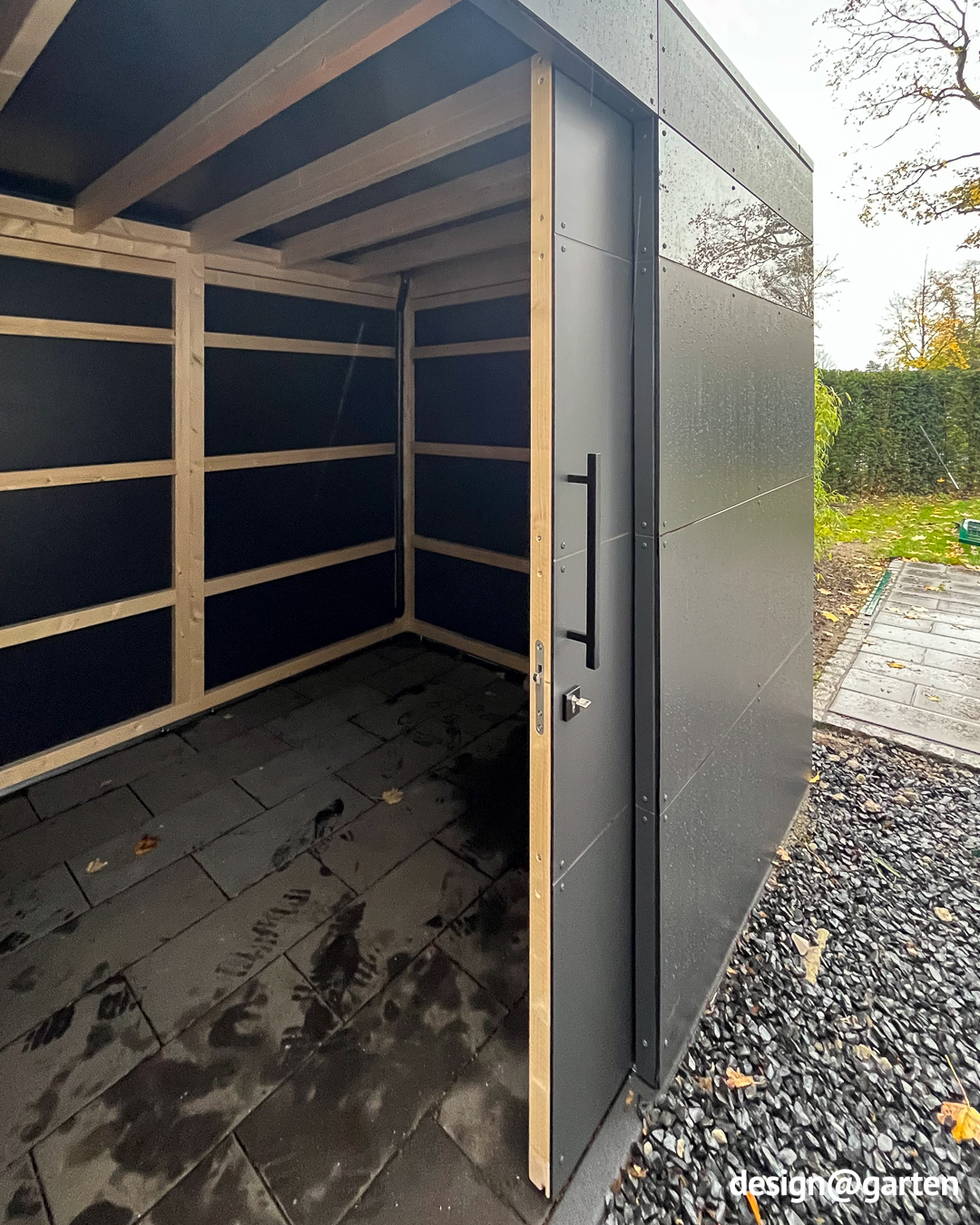 Gartenhaus aus HPL bei Regenwetter