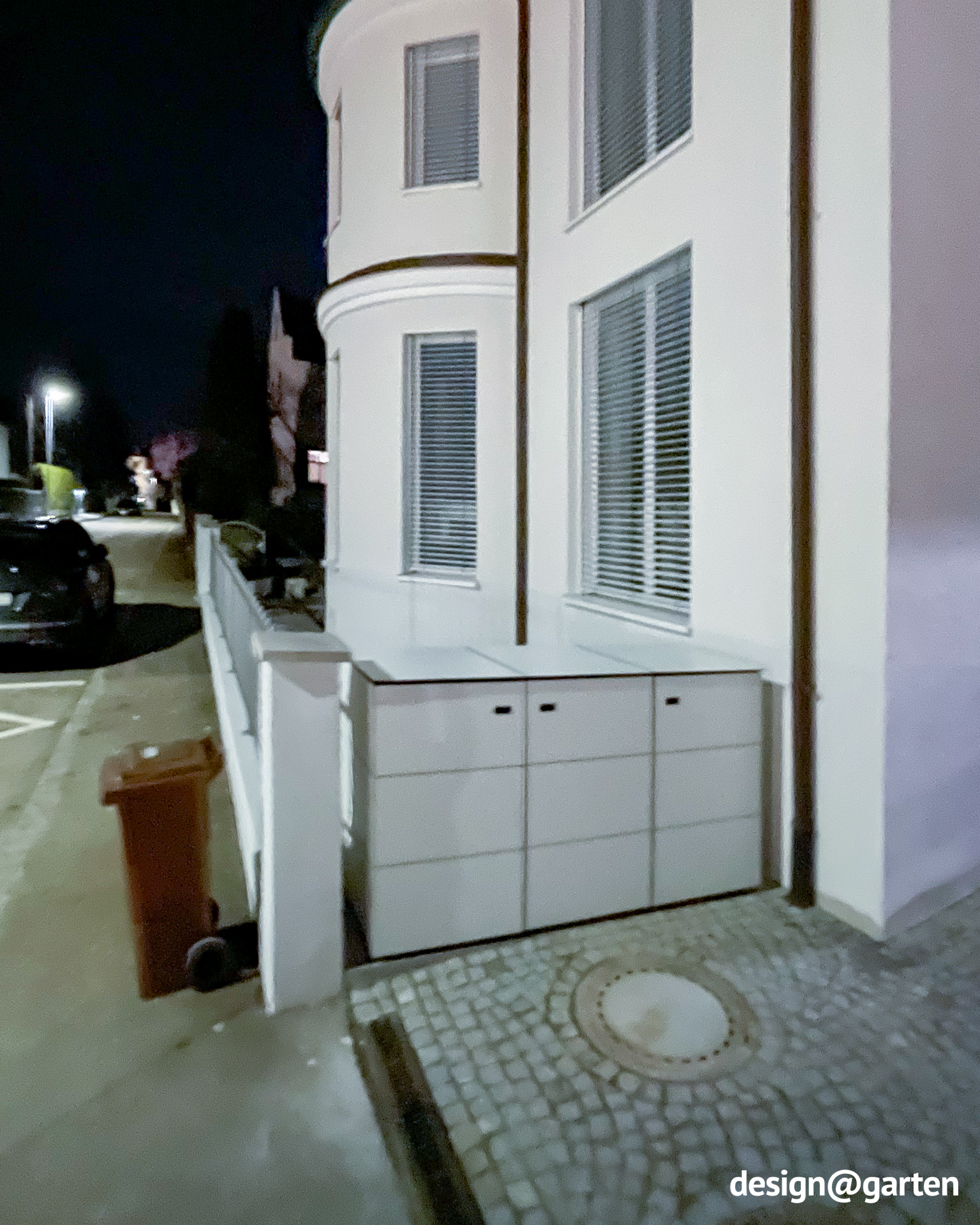 Weißes Mülltonnenhäusschen aus HPL für 3x240-Liter-Tonnen