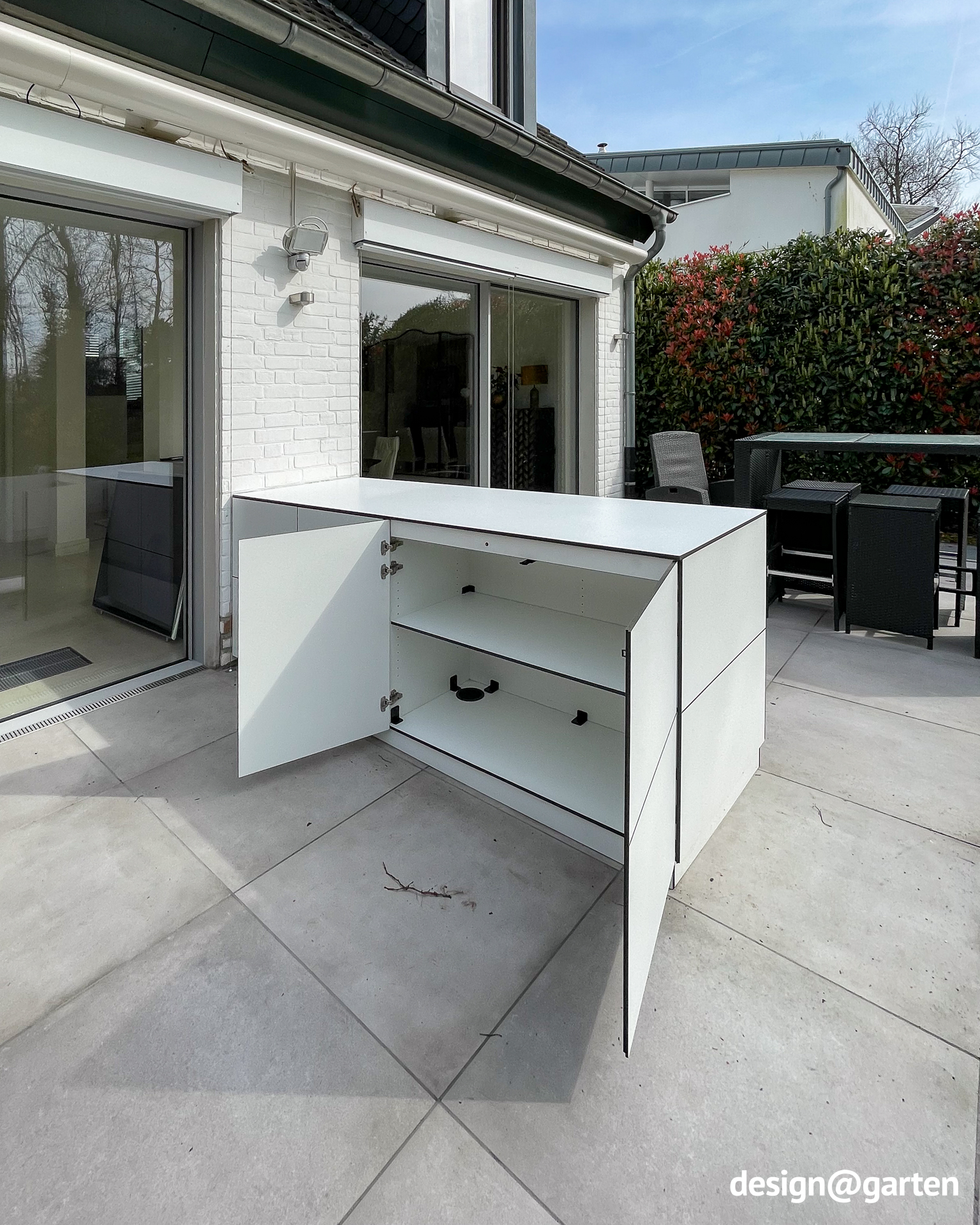 Breites Design-Sideboard für die Terrasse mit beidseitigem Stauraum