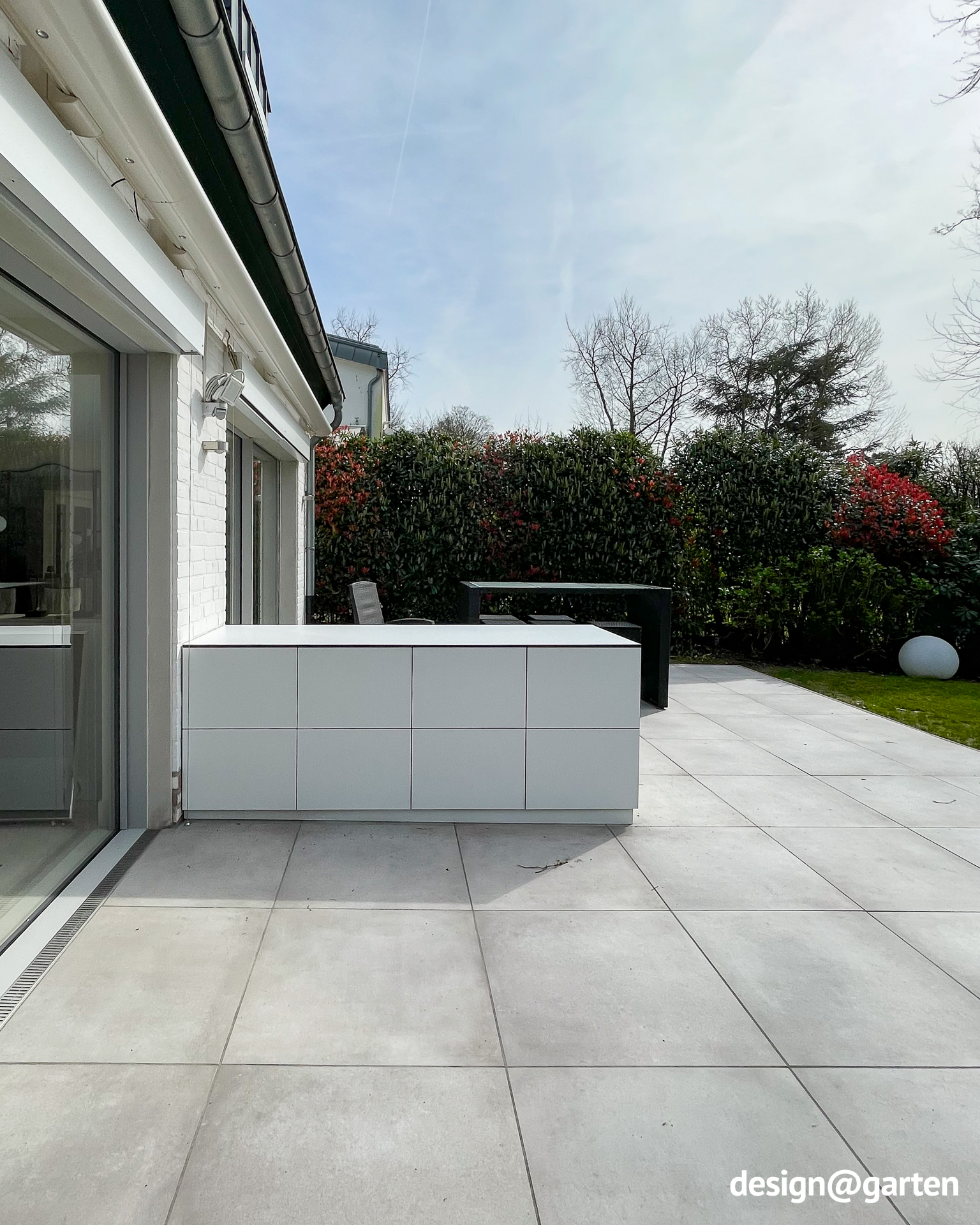 Breites Design-Sideboard für die Terrasse mit beidseitigem Stauraum