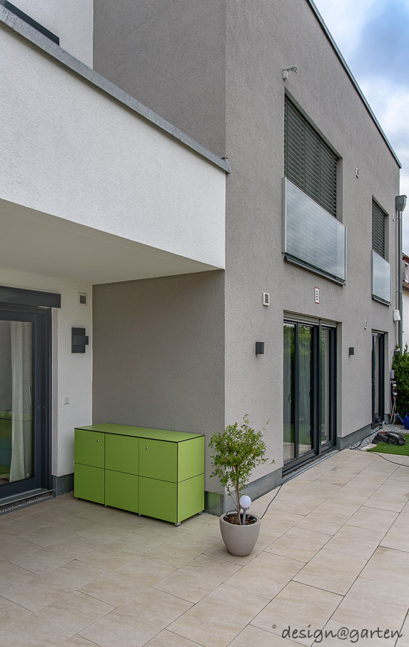 Farbenfrohes Statement: Der wasserfeste Gartenschrank als Eye-Catcher