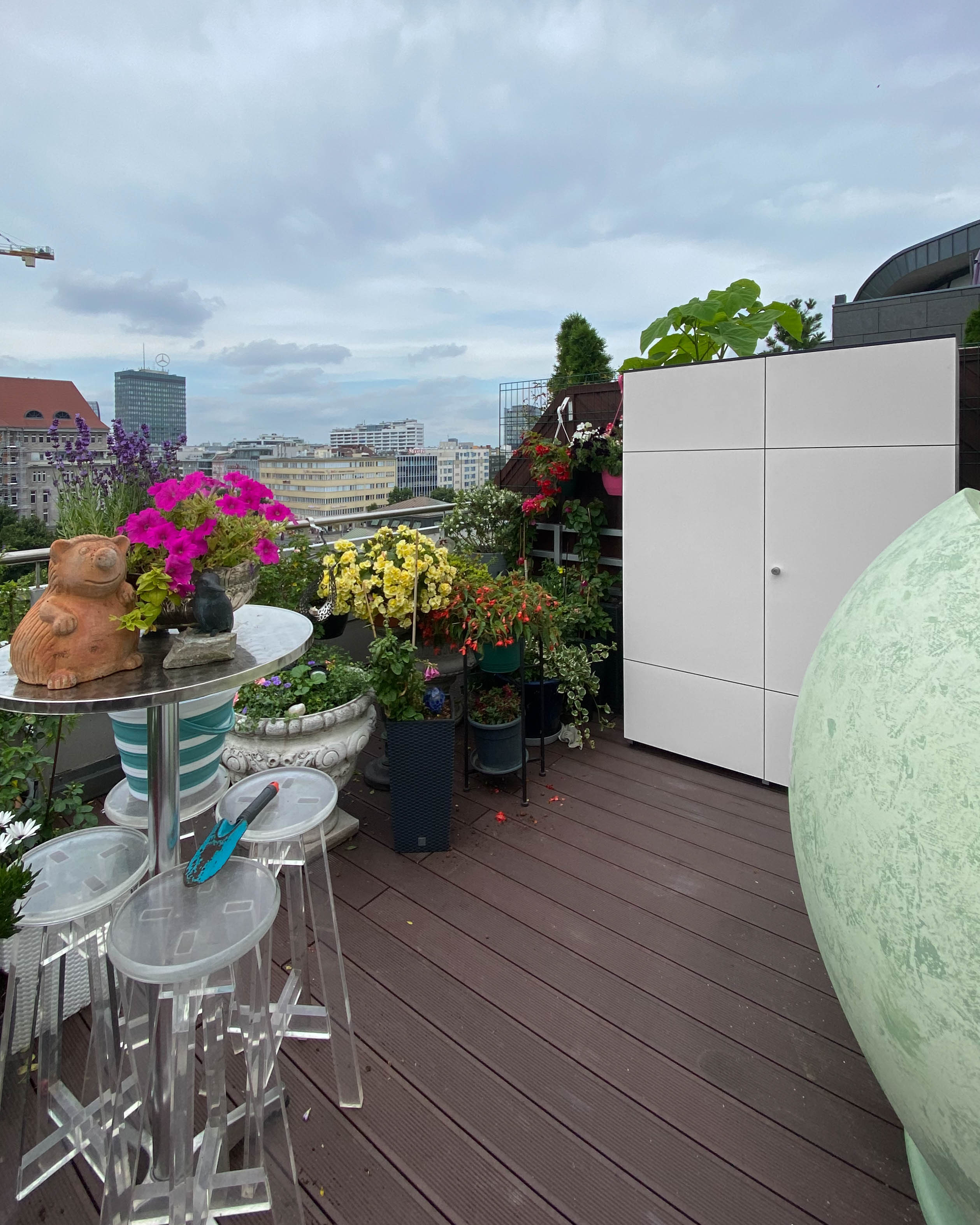 Weisser Design Schrank für die Dachterrasse