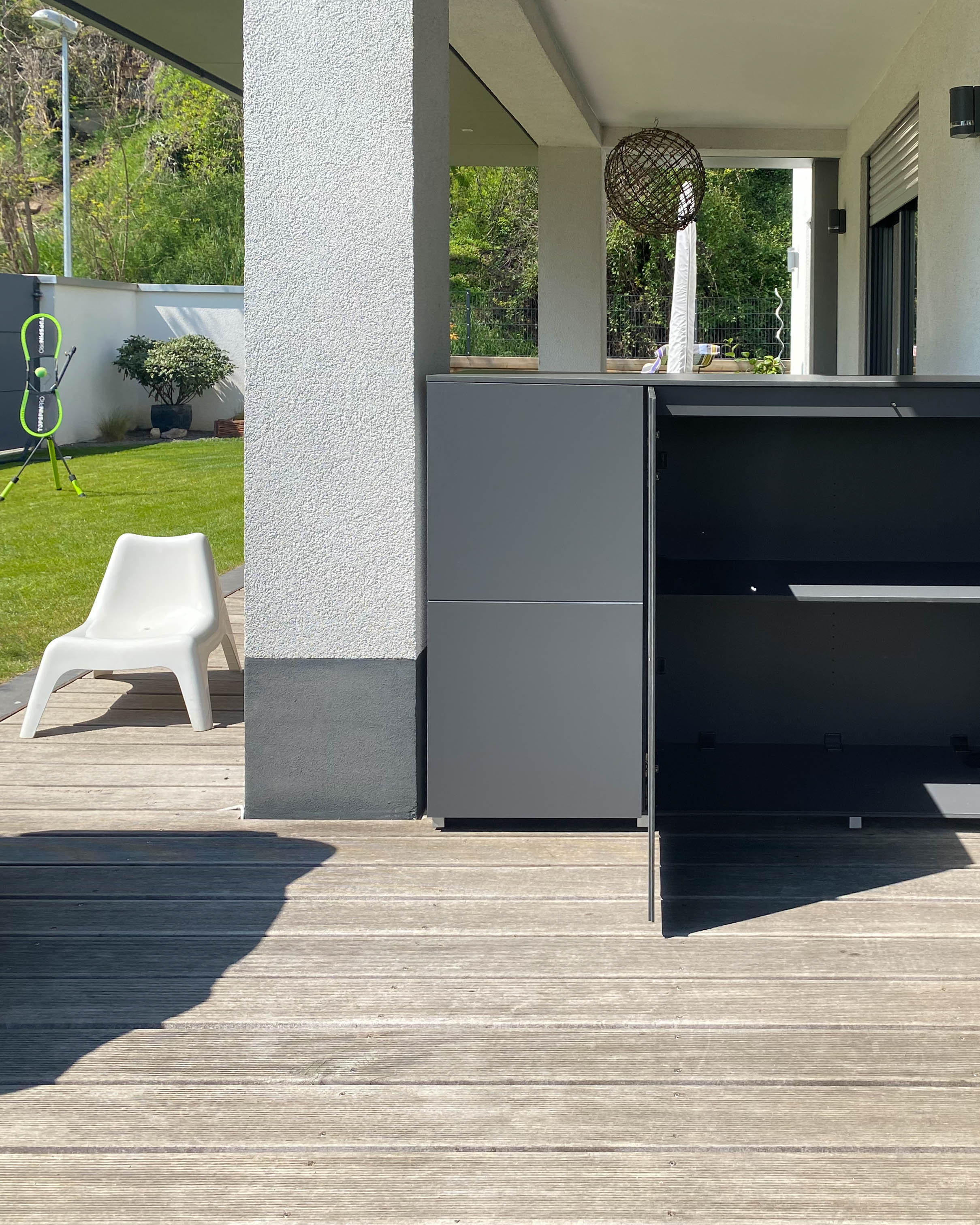 Eingepasster Terrassenschrank für optimale Stauraumnutzung