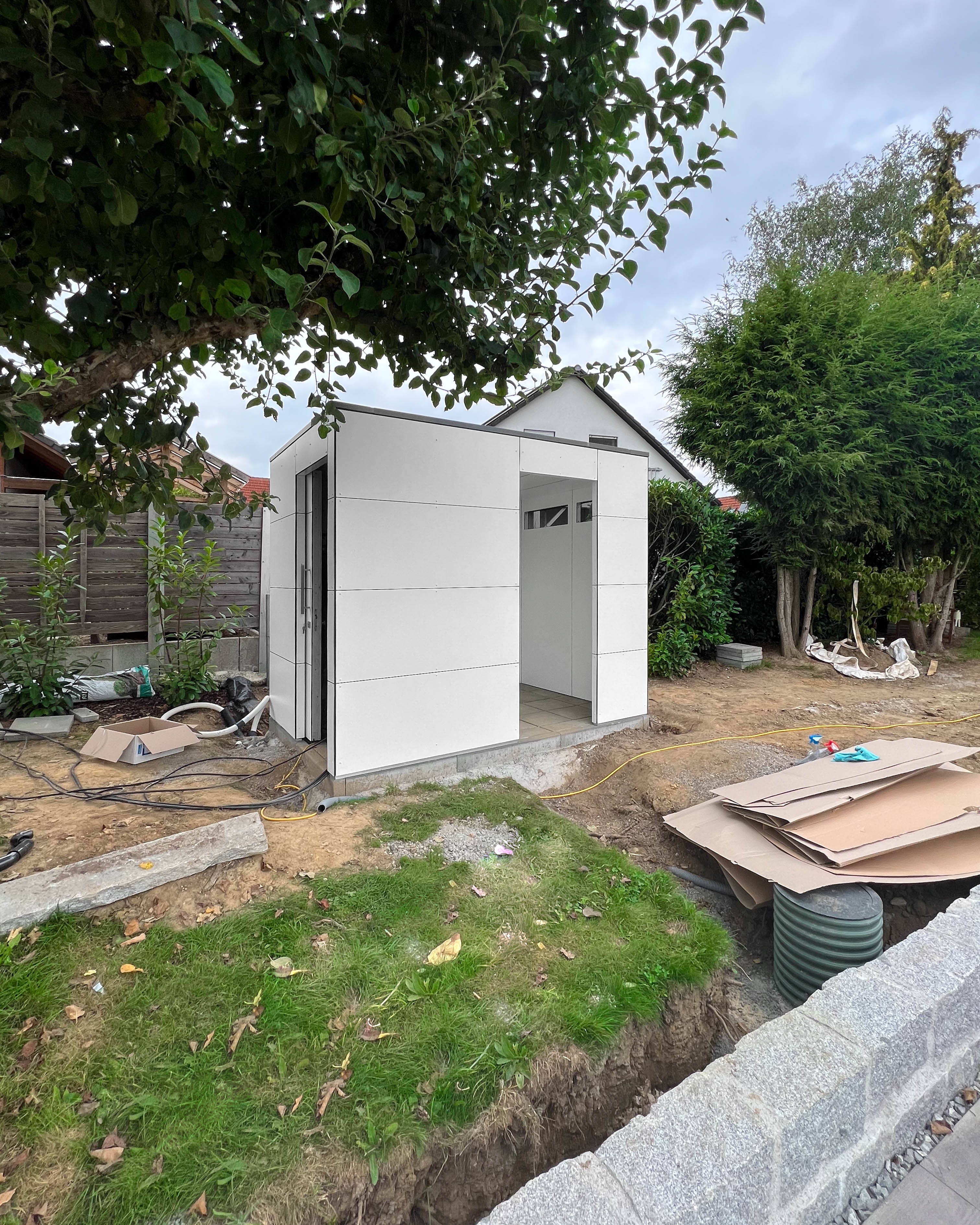 Gartenhaus mit Außendusche und Pooltechnik