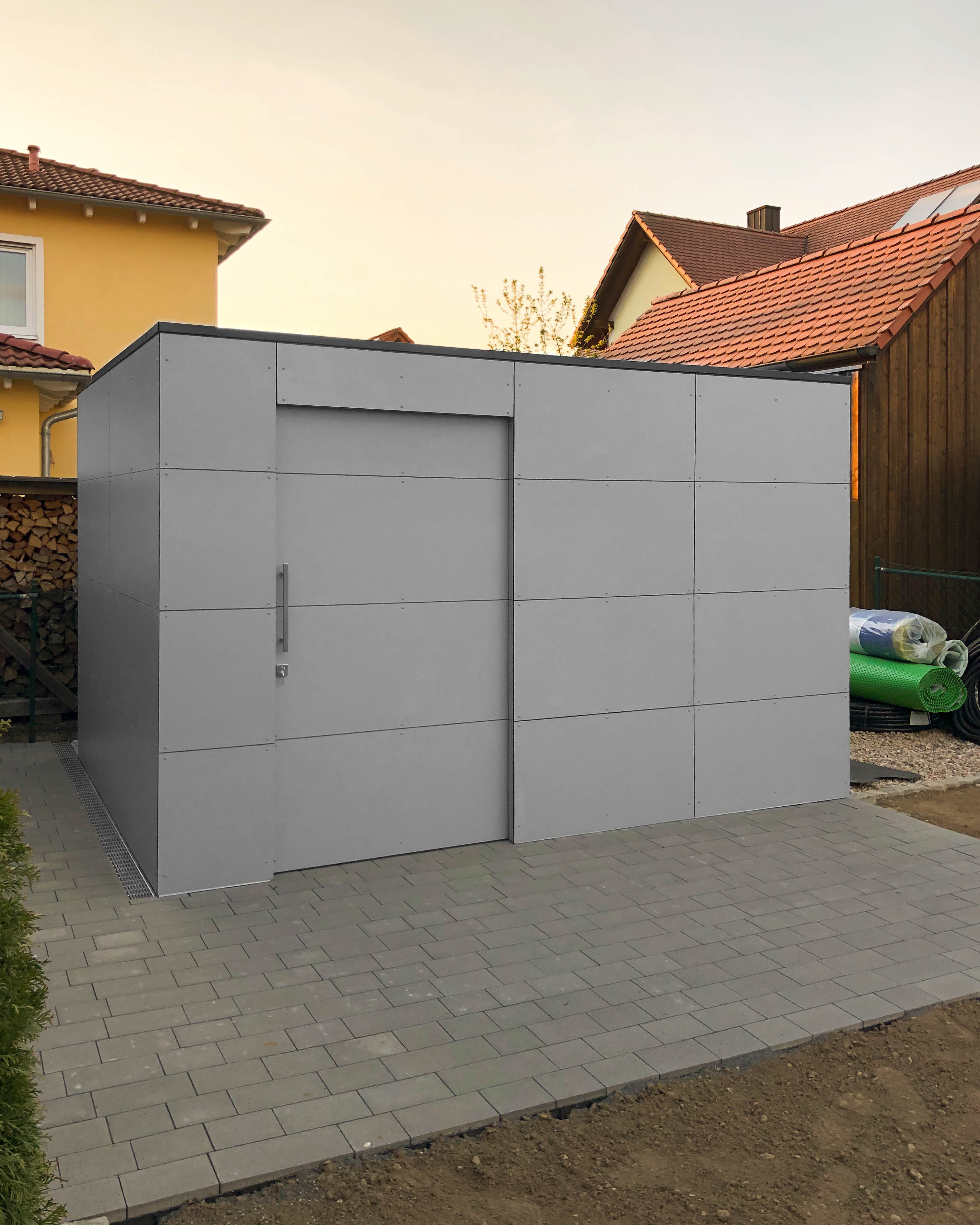 Großes Design-Gartenhaus in matt Grau mit komfortabler Rangierzone