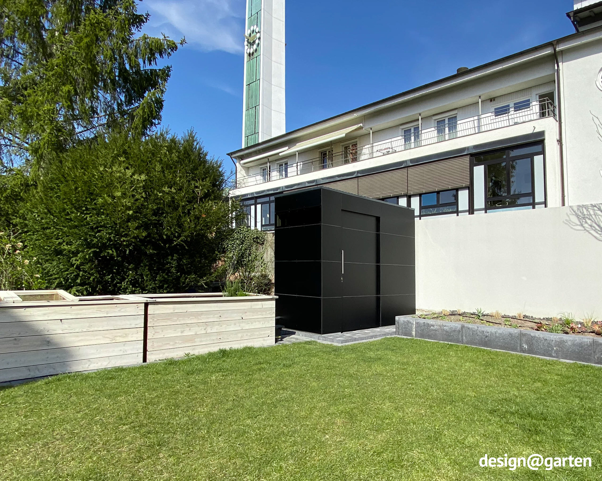 Schwarzes Gerätehaus in modernem Design