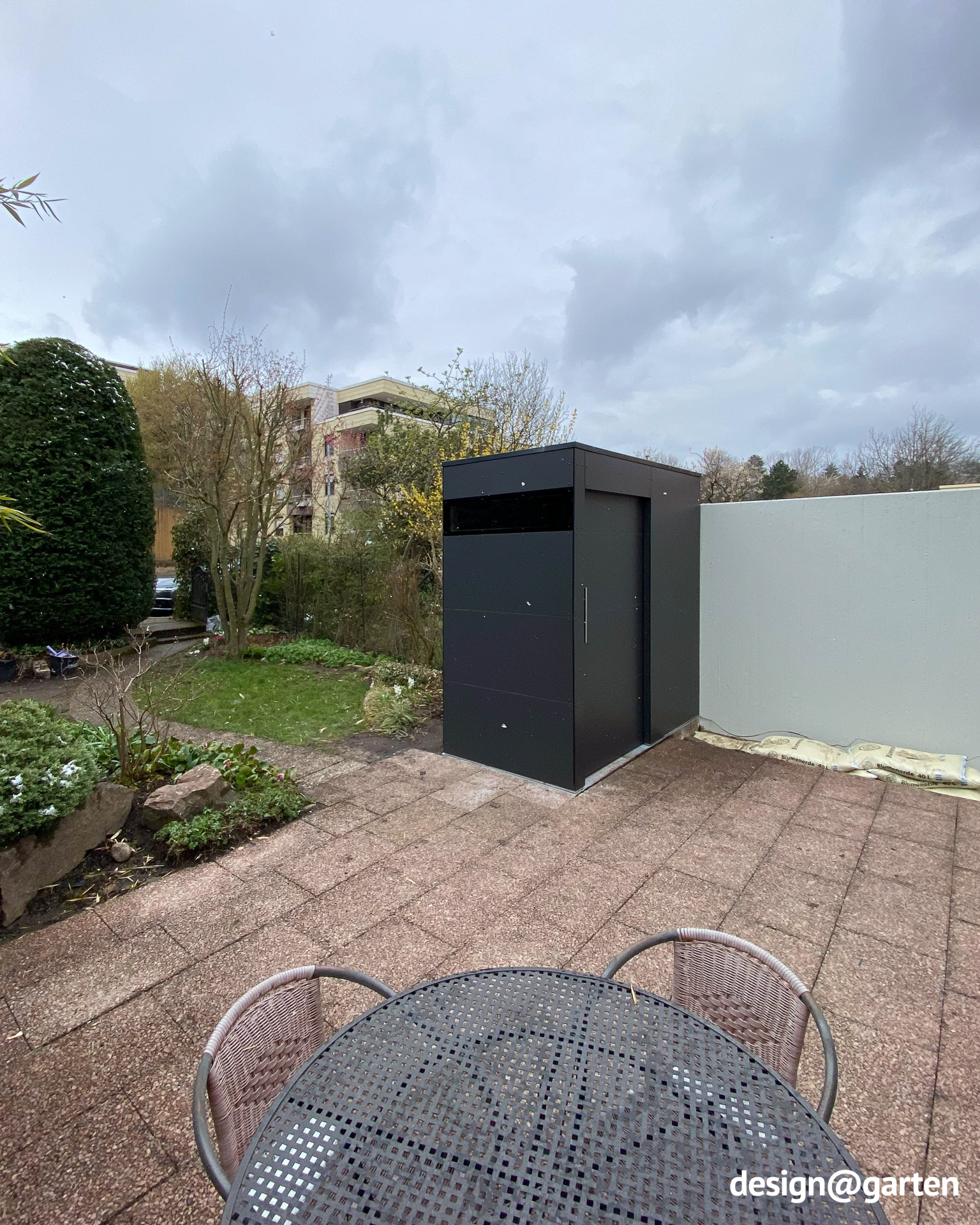 Kleines Gerätehaus mit Schiebetüre und Fenster im Reihenmittelhausgarten