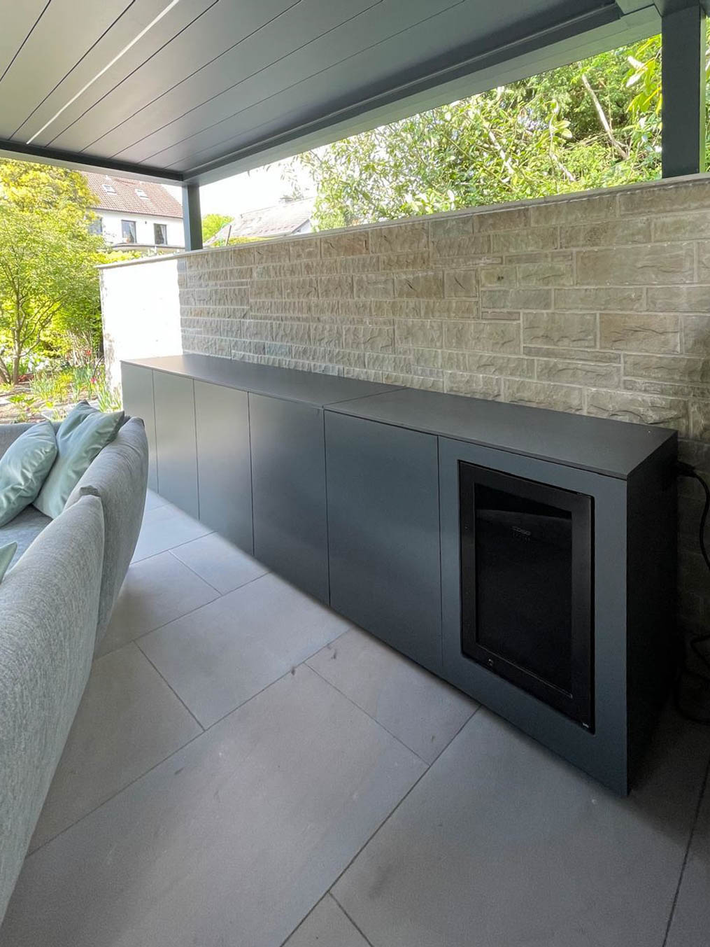 Lange Outdoorküche mit integriertem Kühlschrank