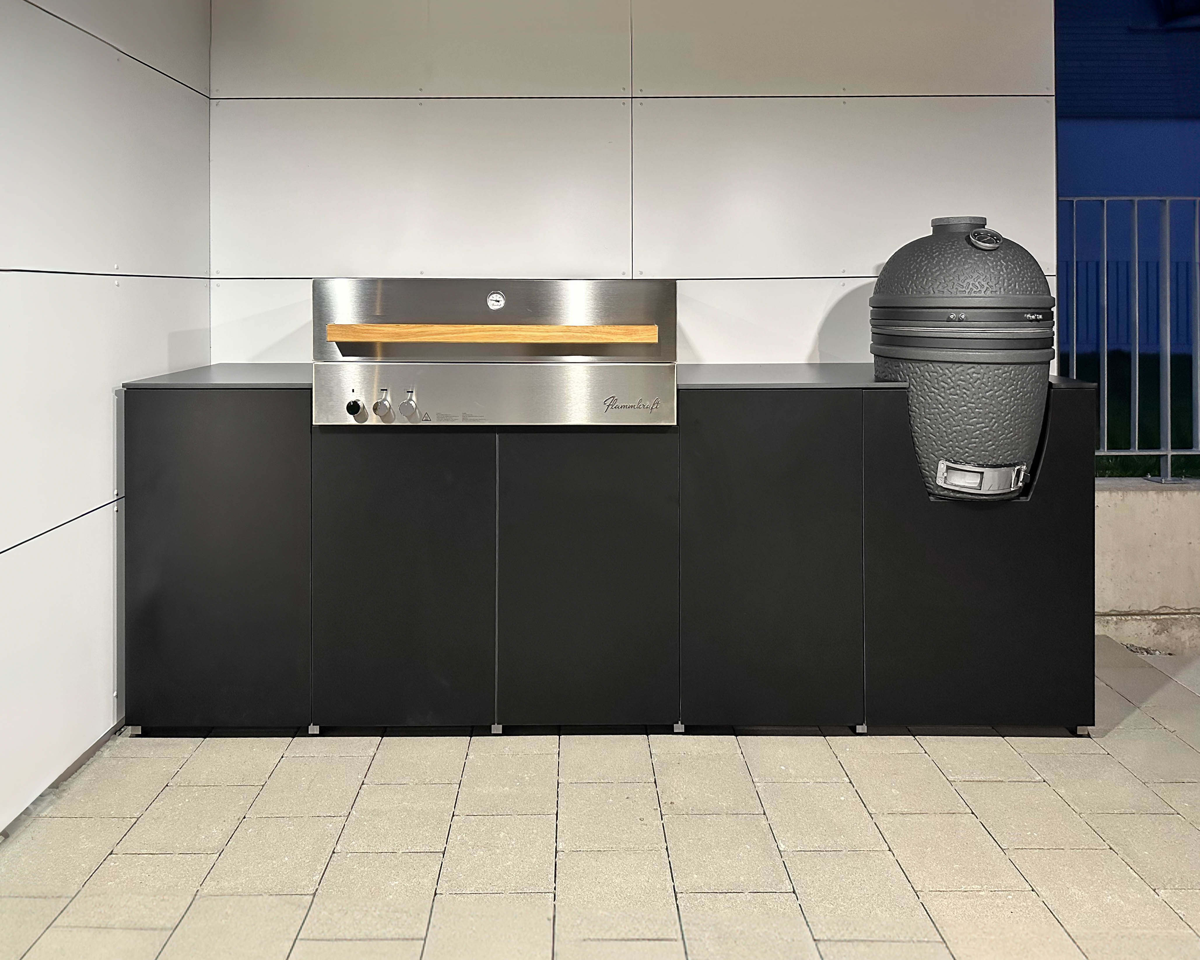 Schwarze Outdoor-Küche mit Flammkraft Einbaugrill und Big Green Egg