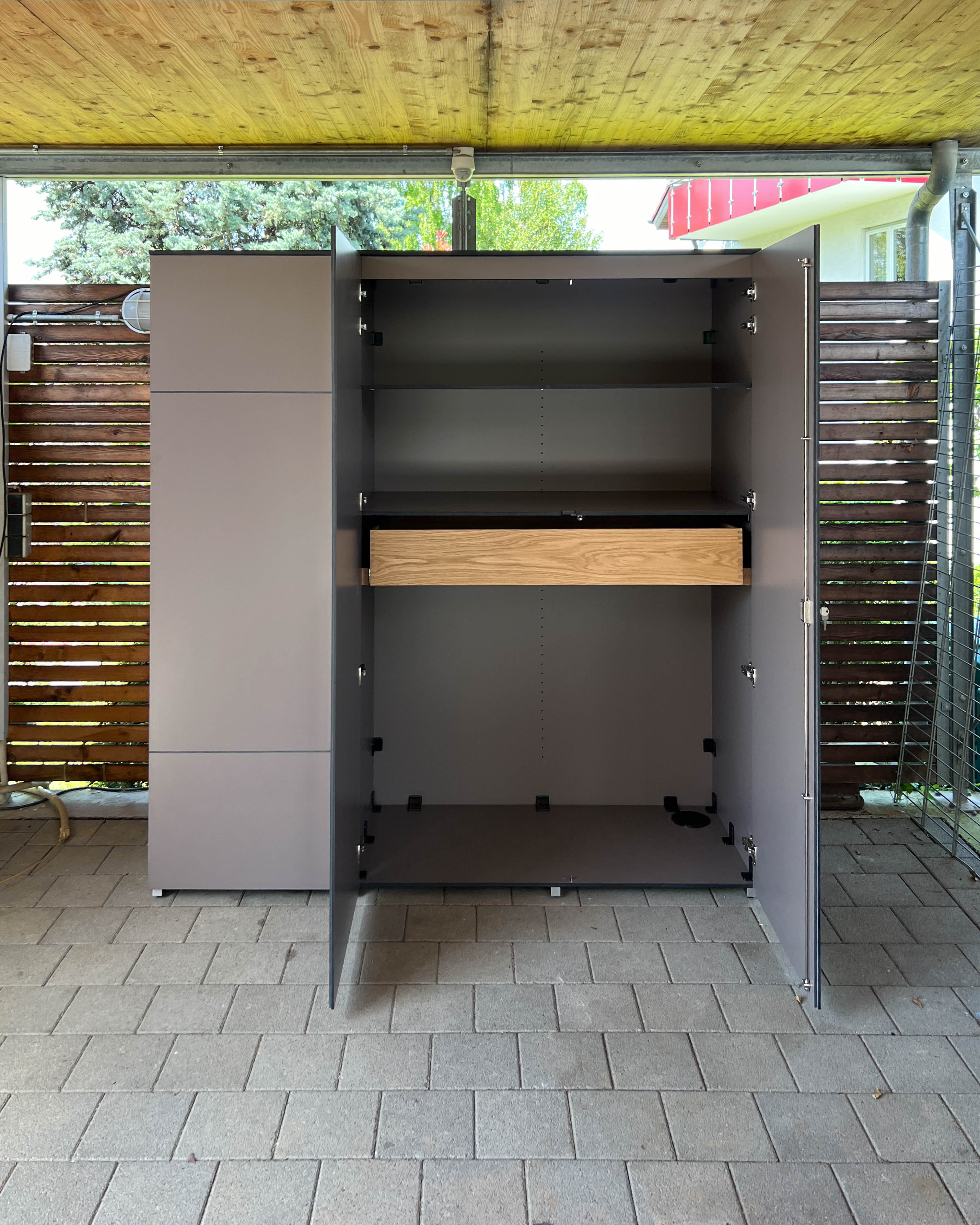 Hochschrank für die Terrasse