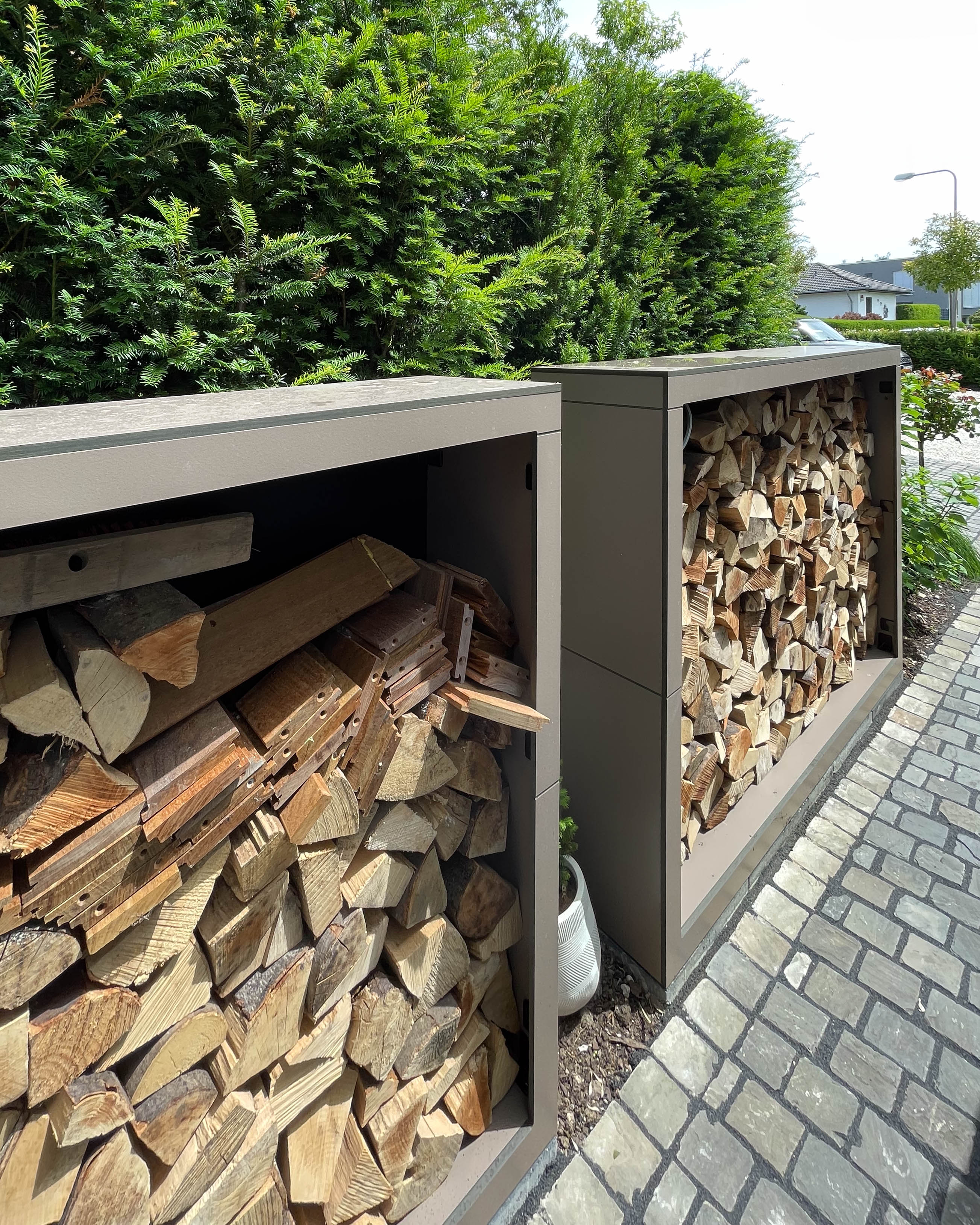 Ein perfektes Trio, aus Holzlager, Gartenhaus und Mülltonnenbox