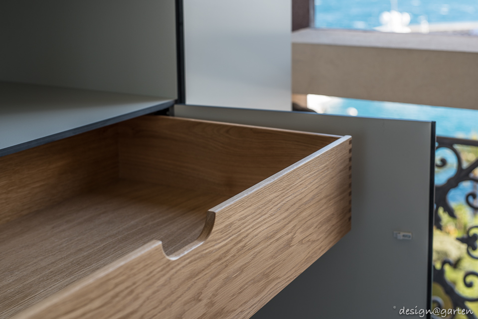 Exklusive Stauraumlösungen für maritime Umgebungen: Maßgefertigte Hochschränke