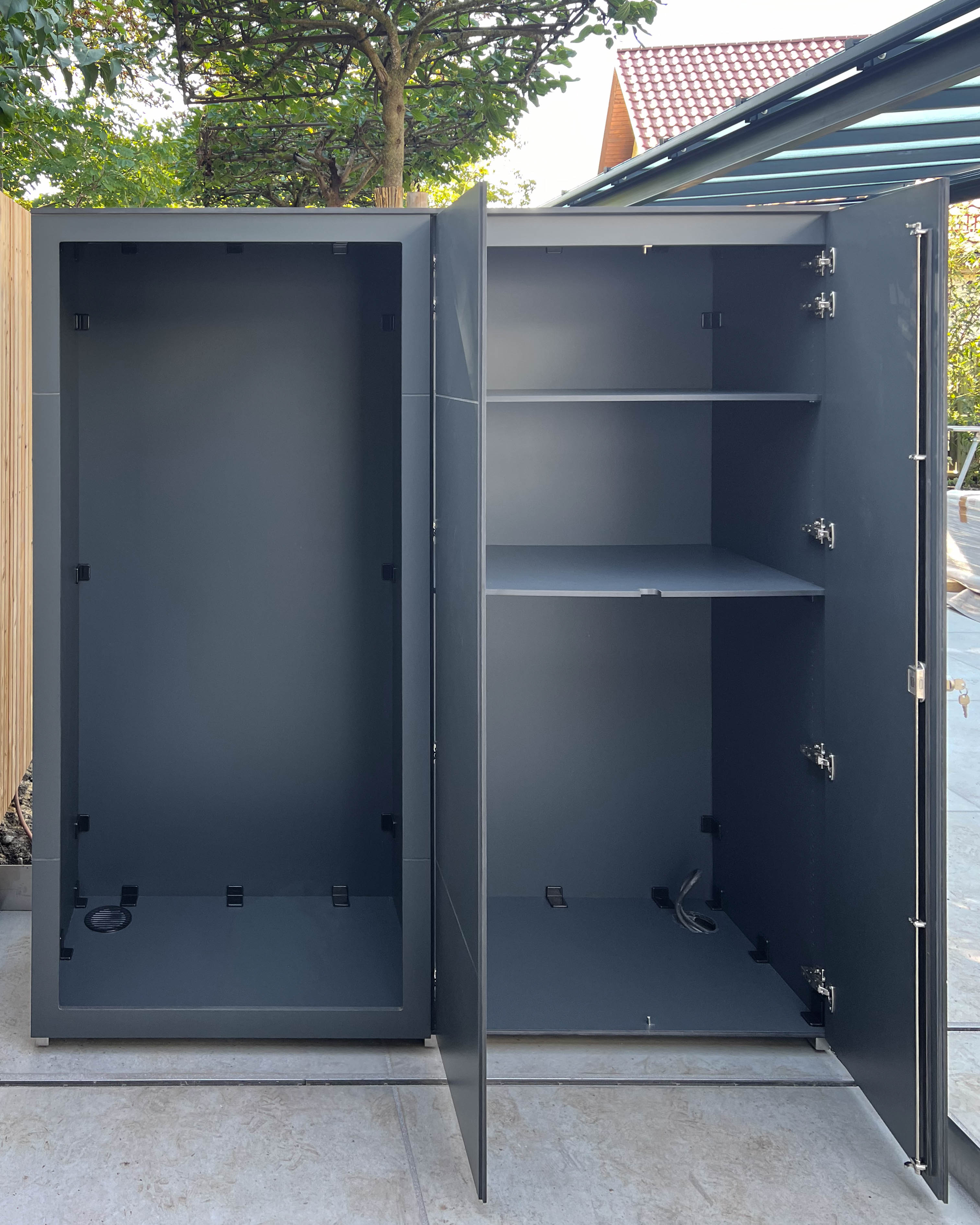 Hochschrank mit Holzlager für draußen