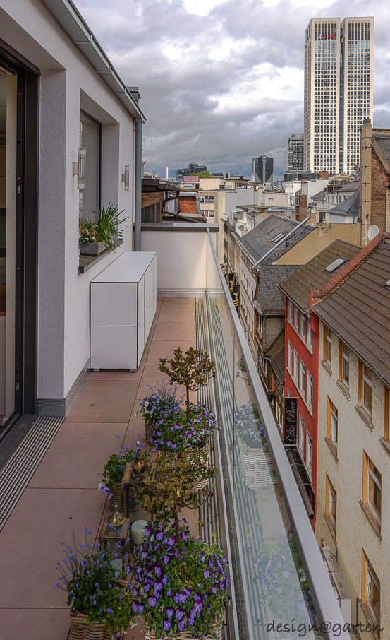 Space-saving wonder in the city: the small weatherproof balcony cabinet