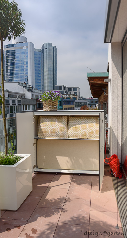 Space-saving wonder in the city: the small weatherproof balcony cabinet