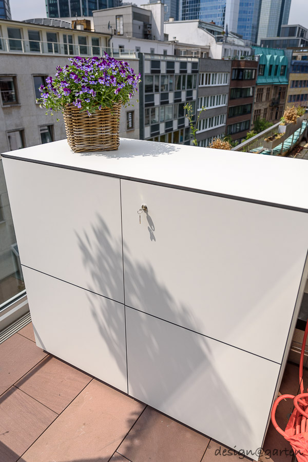 Space-saving wonder in the city: the small weatherproof balcony cabinet