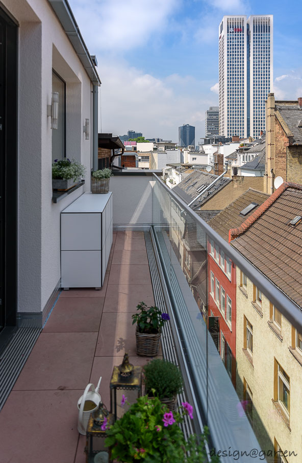 Space-saving wonder in the city: the small weatherproof balcony cabinet