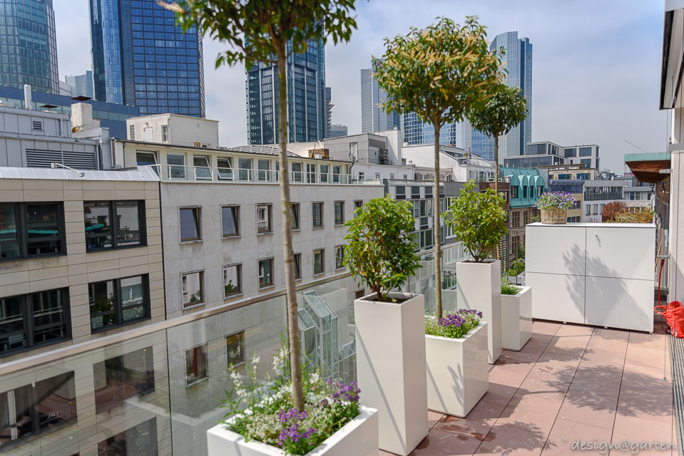 Space-saving wonder in the city: the small weatherproof balcony cabinet
