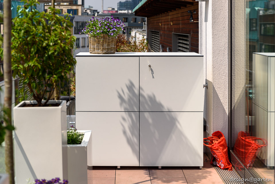 Space-saving wonder in the city: the small weatherproof balcony cabinet