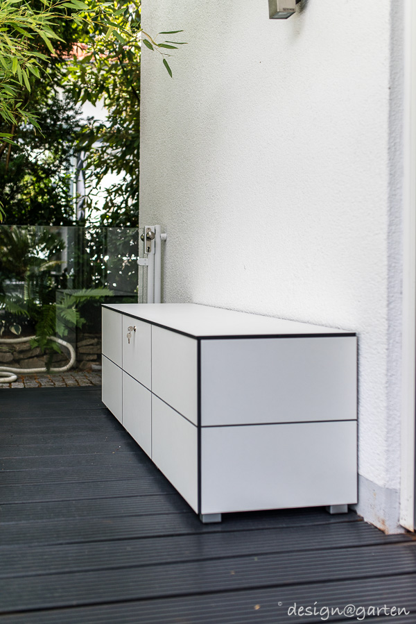 Double the benefits by the pool: the garden box with seating function