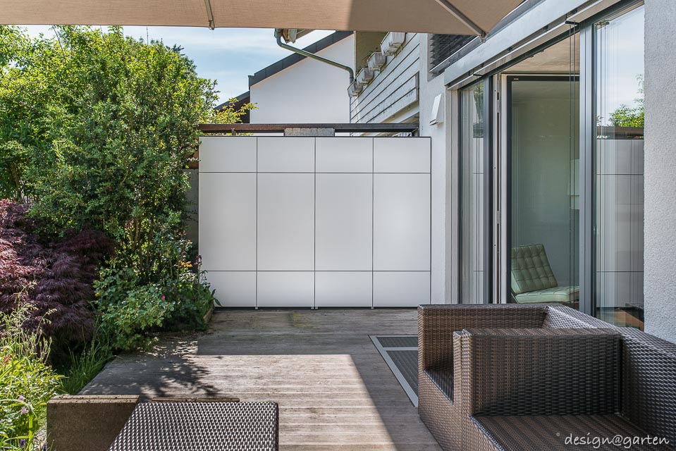 Functional property separation: the large patio cabinet as a privacy screen
